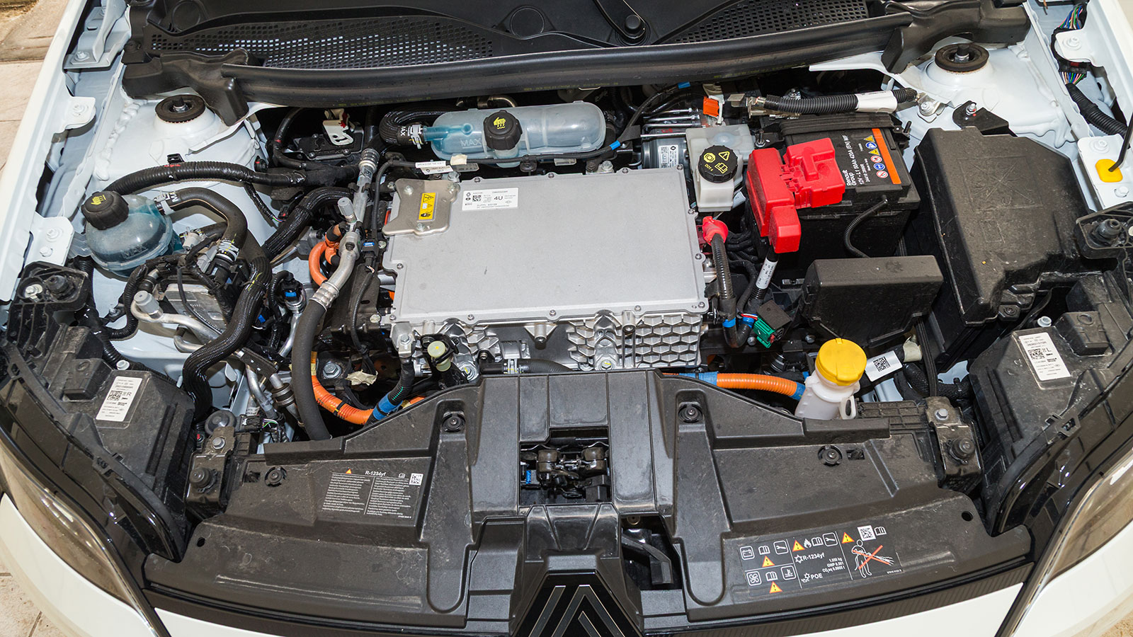 Oι 120 ίπποι του Renault 5 E-TECH είναι αρκετοί για να διατηρήσουν τον ευχάριστο χαρακτήρα του και σε αυτή του την έκδοση, προσφέροντας αυτονομία 290 χλμ. μέσω της εξαιρετικά χαμηλής κατανάλωσης που επτυγχάνει.