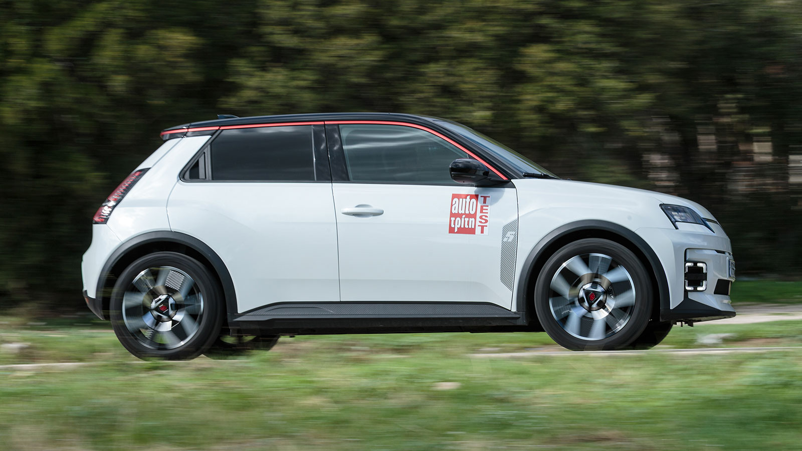 Η ανάρτηση κάνει εξαιρετική δουλειά στον έλεγχο του αμαξώματος και την απόσβεση παρά τη σχετικά σφιχτή της ρύθμιση. 