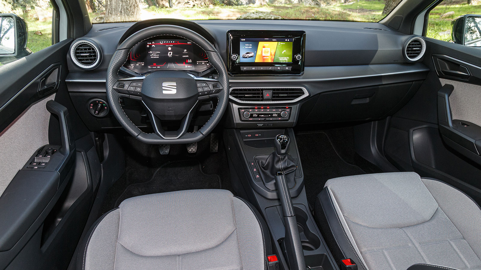 Αναβαθμισμένο είναι το εσωτερικό του SEAT Arona συνολικά, κερδίζοντας τις εντυπώσεις με την εικόνα του σε ποιότητα και τεχνολογία.