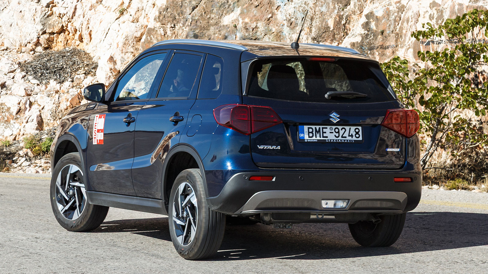 Παρά τα 11 χρόνια παρουσίας του στην αγορά, το Vitara διατηρεί τον αυθεντικό SUV χαρακτήρα του σε αισθητικό επίπεδο. 