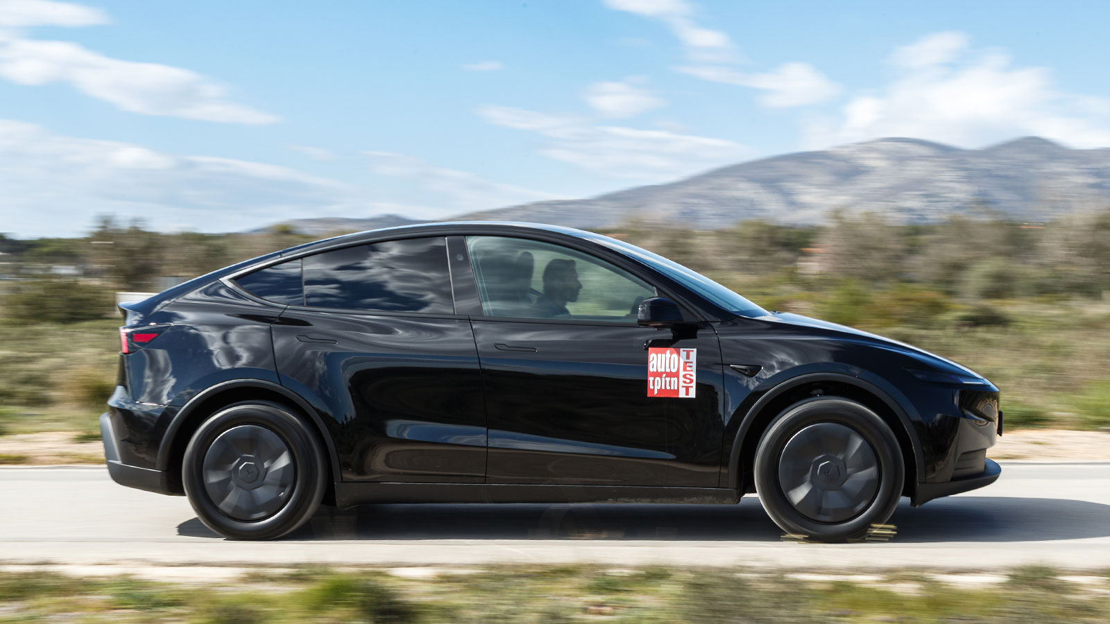 Το Tesla Model Y RWD αποδίδει 299 ίππους και συνδυάζεται με μικρή μπαταρία 60 kWh. Οι επιδόσεις είναι καλές ενώ και η αυτονομία αναλογικά είναι σε καλά επίπεδα αλλά μικρή για τα δεδομένα της κατηγορία