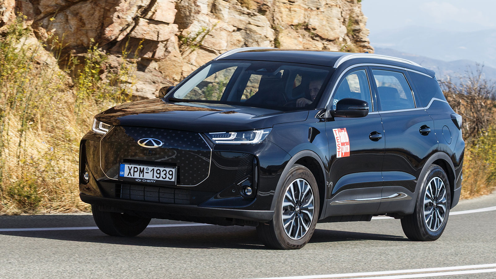 To Plug-in υβριδικό Chery Tiggo 7 προσφέρει ηλεκτρική αυτονομία 82 χλμ., ενώ χρησιμοποιώντας αυτή αλλά και την βενζίνη ως καύσιμο μπορεί να κάνει έως και 1.200 χλμ. 