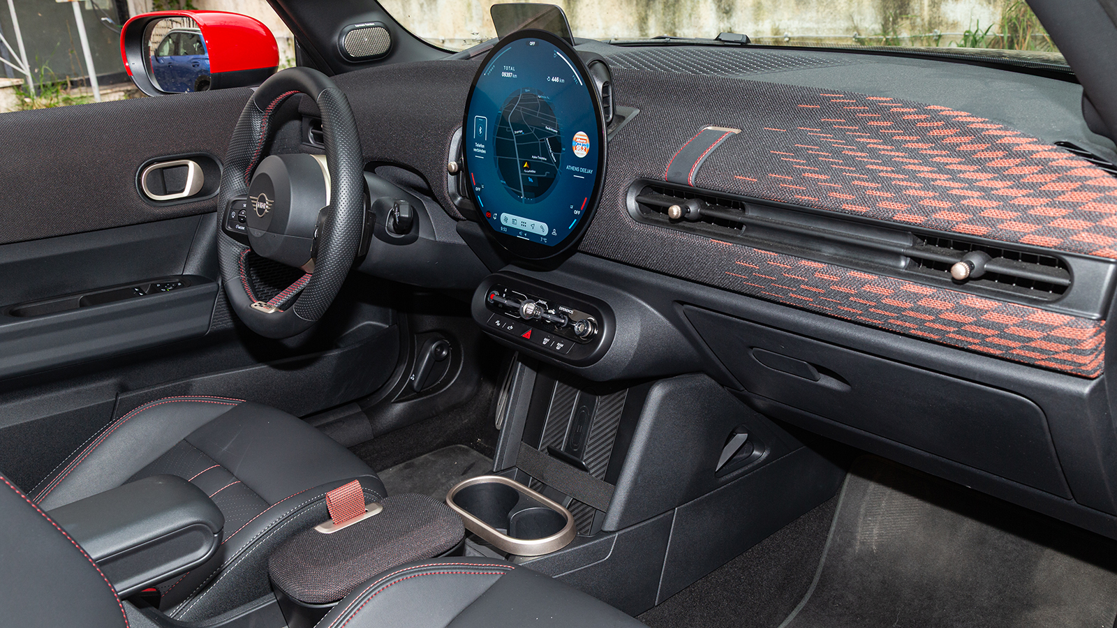 Το εσωτερικό του MINI Cooper S John Cooper Works συνδυάζει την premium αισθητική με ρετρό στοιχεία, με highlight τη στρογγυλή OLED οθόνη στο κέντρο του ταμπλό.