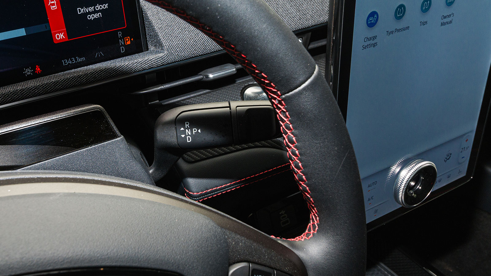 Ο επιλογέας «μετακόμισε» από το κέντρο της κονσόλας στη βάση της κολώνας του τιμονιού και εκτός από πιο εύχρηστος τονίζει τον premium χαρακτήρα της. 