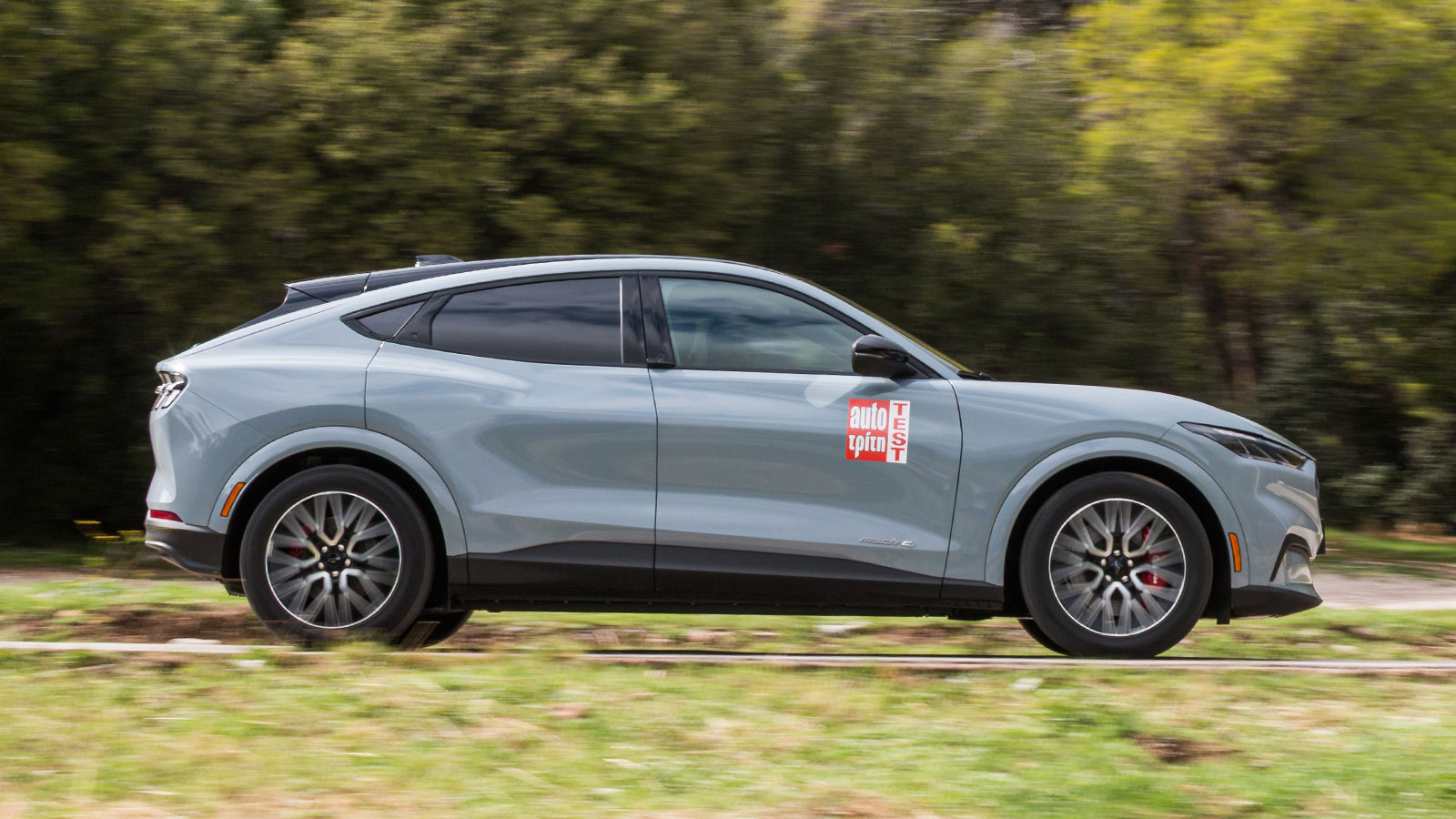 Αν και η κατανάλωση αυξήθηκε λόγω της αύξησης της ισχύος, η Mustang Mach-E είναι και πάλι πολύ ικανή ως ηλεκτρική, προσφέροντας πραγματική αυτονομία 450 χλμ. σε πραγματικές συνθήκες. 