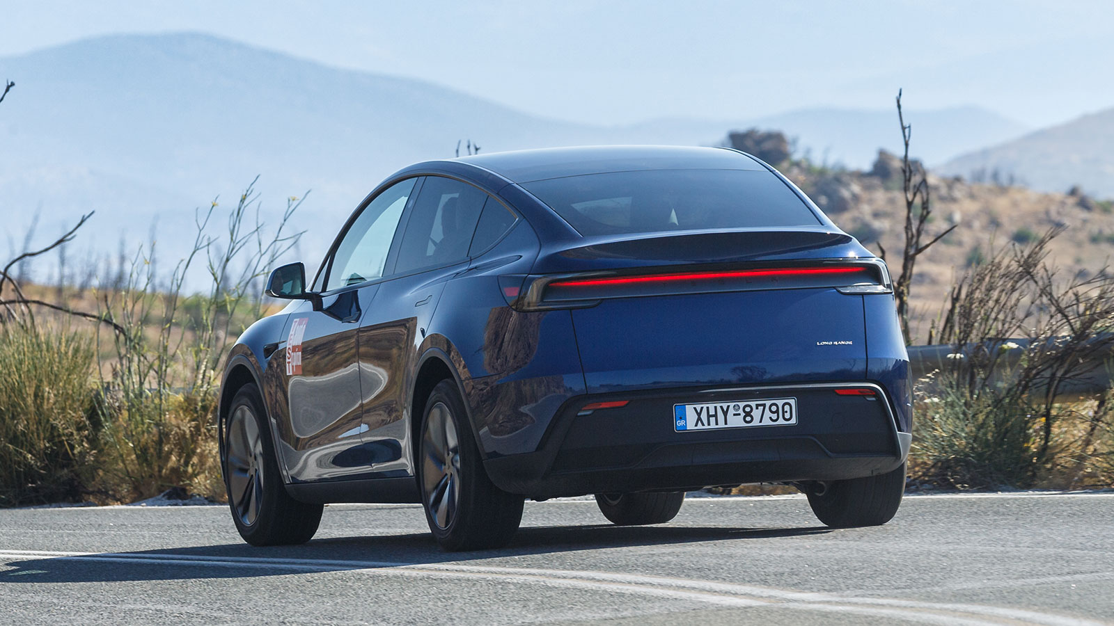 Το αισθητικό προφίλ του Model Y Juniper είναι πολύ πιο κομψό από το μοντέλο που αντικαθιστά χωρίς να αλλάζει την βασική φόρμα του, στηριζόμενο στην ανασχεδίαση του εμπρός και του πίσω μέρους.