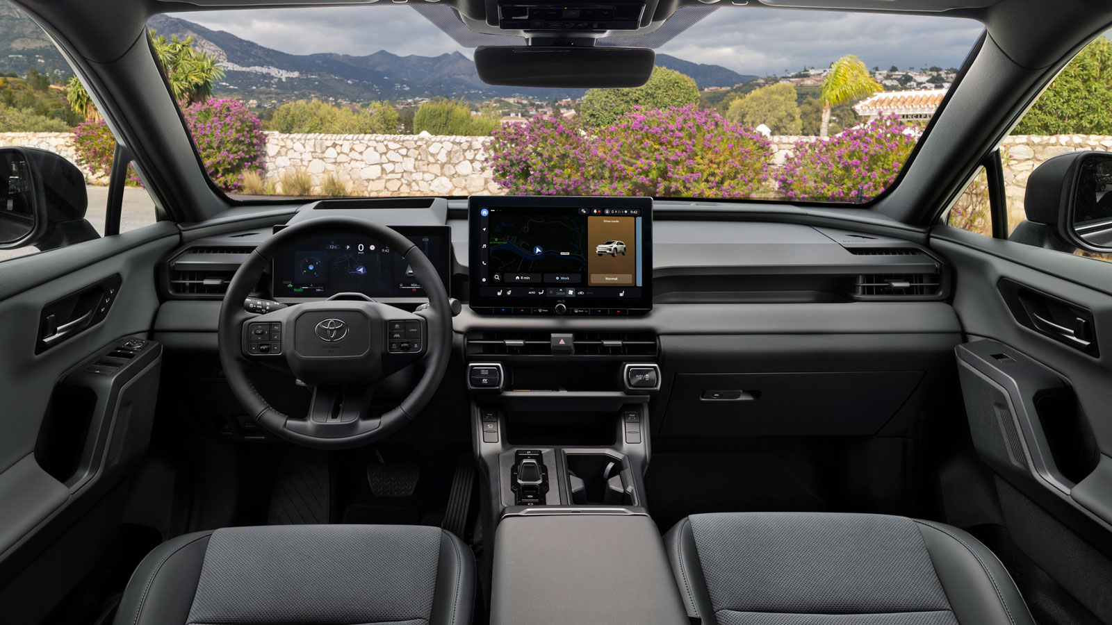 Ο digital διάκοσμος της καμπίνας του νέου Toyota RAV4 φαίνεται από τη βασική έκδοση Style, όπου βλέπουμε ψηφιακό πίνακα οργάνων 12,3 ιντσών και οθόνη multimedia 12,9 ιντσών. Αναλόγως της έκδοσης, βλέπουμε και ψηφιακό ταχύμετρο (GR Sport) ή HUD επιφάνειας 10 ιντσών.