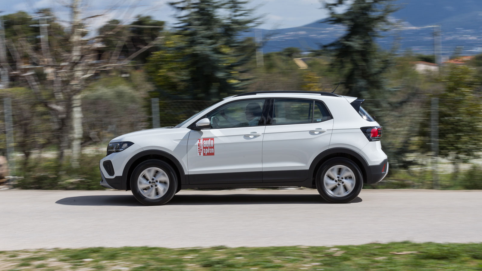Ο TSI κινητήρας των 95 ίππων του T-Cross είναι λίγο νωχελικός χαμηλά ενώ το γεγονός πως συνδυάζεται με 5τάχυτο κιβώτιο δεν τον βοηθά να υποστηρίξει τον χαρακτήρα του T-Cross τουλάχιστον στην περίπτωση που αυτό είναι φορτωμένο με 4 επιβάτες και αποσκευές.