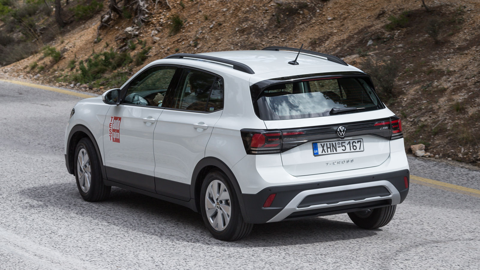 Το T-Cross είναι πολύ ευχάριστο και ευκολοδήγητο αυτοκίνητο μέσα στην πόλη, ενώ εκτός αυτής ξεχωρίζει για την άνεση που προσφέρει μέσω της ανάρτησής του. 