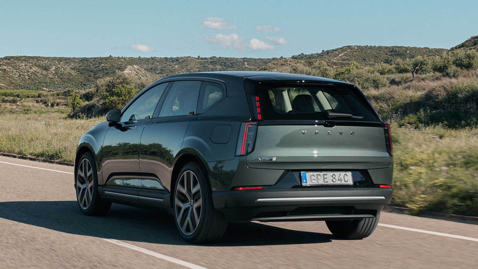 Η κορυφαία έκδοση P12 AWD Electric του ΕΧ60 αποδίδει 680 ίππους και συνδυάζει τις κορυφαίες επιδόσεις με την κορυφαία αυτονομία των 810 χιλιομέτρων.