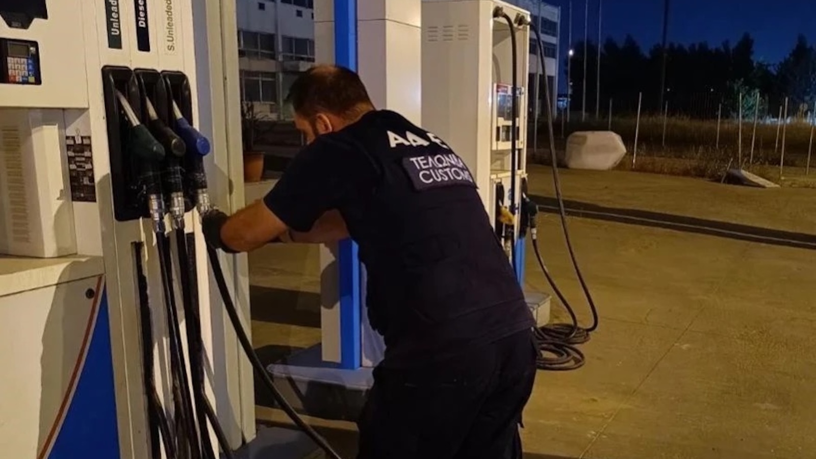 Διοικητικό πρόστιμο 10.000 ευρώ επιβλήθηκε σε πρατήριο υγρών καυσίμων στη Ραφήνα, μετά από αιφνιδιαστικό έλεγχο που βρήκε παραβάσεις στα συστήματα ασφαλείας αντλιών. Διοικητικό πρόστιμο 10.000 ευρώ επιβλήθηκε σε πρατήριο υγρών καυσίμων στη Ραφήνα, μετά από αιφνιδιαστικό έλεγχο που βρήκε παραβάσεις στα συστήματα ασφαλείας αντλιών.
