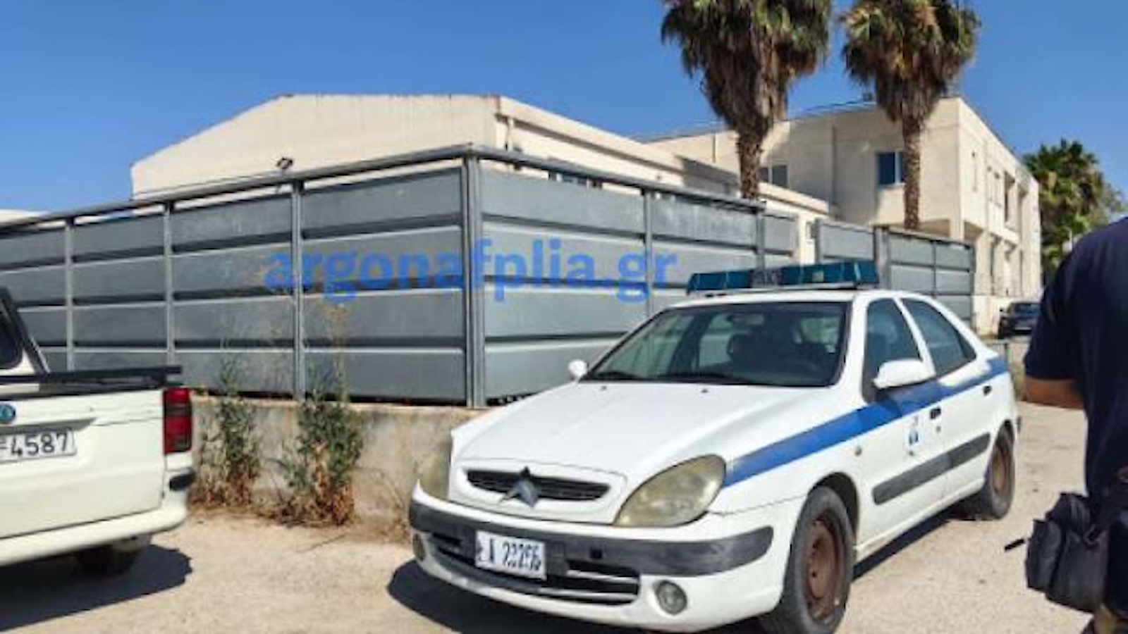 Στην προσπάθειά του να διαφύγει αναρριχώμενος σε έναν μαντρότοιχο, δύο αστυνομικοί έκαναν χρήση του υπηρεσιακού τους οπλισμού. Σύμφωνα με νεότερες πληροφορίες, ο 19χρονος έχει δεχθεί πυροβολισμό στο πίσω μέρος του κεφαλιού. 
