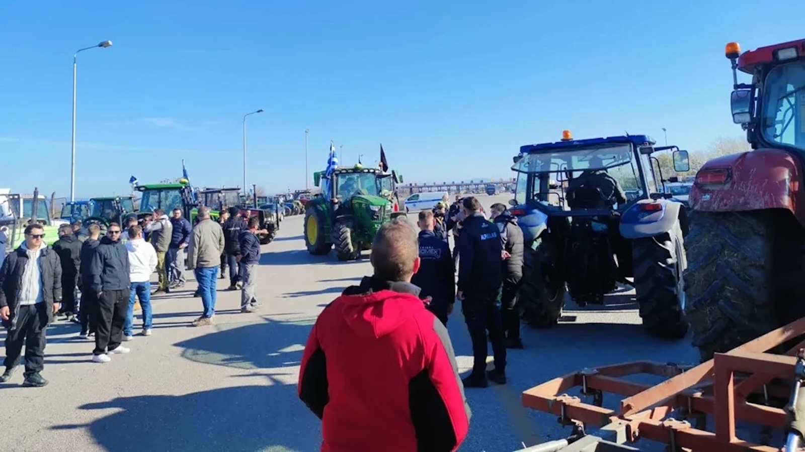 Το πρωί της Δευτέρας, αγρότες και παραγωγοί από τον δήμο Δέλτα στη Θεσσαλονίκη προχώρησαν σε αιφνιδιαστικό αποκλεισμό της Εθνικής Οδού στα Μάλγαρα.