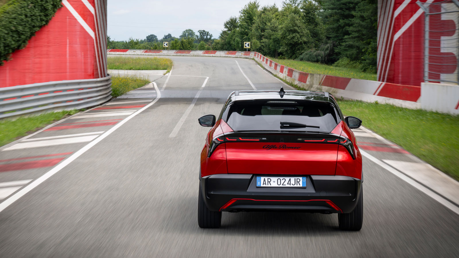 Η Alfa Romeo Junior Elettrica Veloce είναι το μόνο ηλεκτρικό με μηχανικό μπλοκέ διαφορικό Torsen για να «βιδώνεται» στο δρόμο.