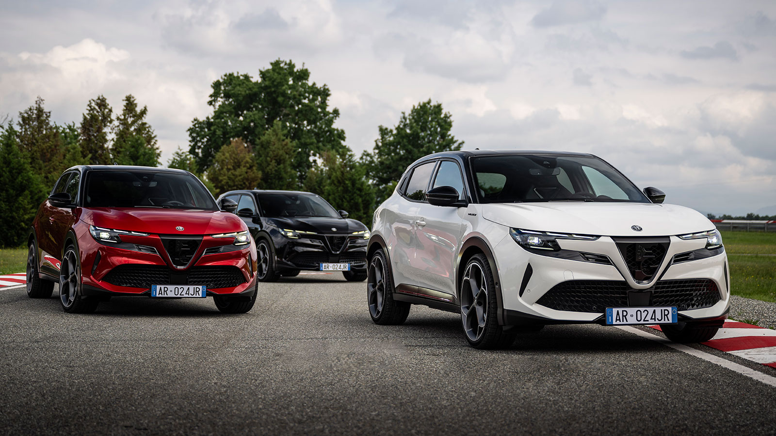 Η Alfa Romeo Junior κρύβει πίσω από την εμφάνισή της ρεκόρ στο elk test, σπορ χαρακτήρα και έκδοση Veloce με 280 άλογα και μπλοκέ διαφορικό. Η Alfa Romeo Junior κρύβει πίσω από την εμφάνισή της ρεκόρ στο elk test, σπορ χαρακτήρα και έκδοση Veloce με 280 άλογα και μπλοκέ διαφορικό.