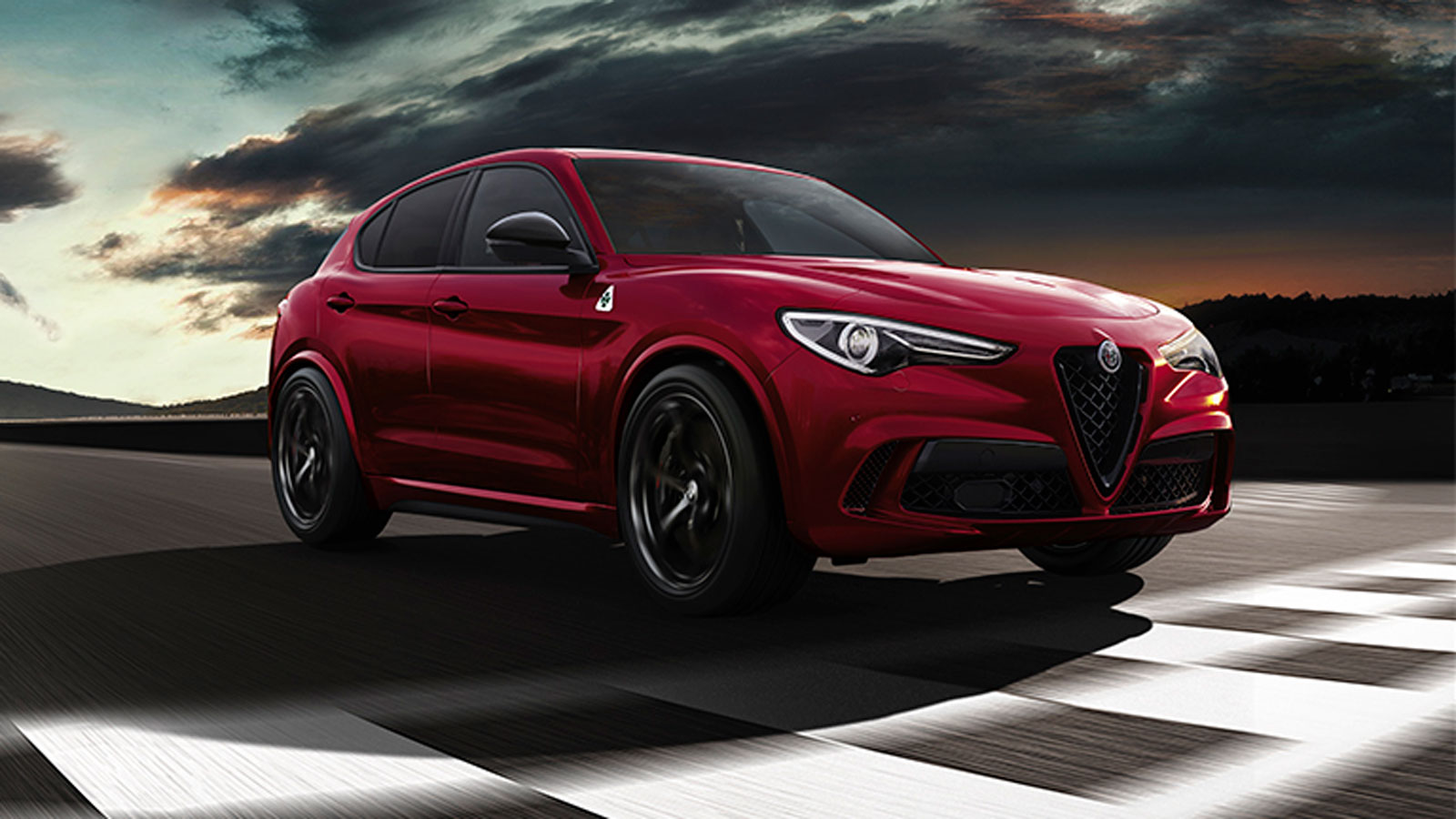 Η Alfa Romeo Stelvio Quadrifoglio φέρνει ηλεκτρονικά ελεγχόμενη ανάρτηση, ανθρακονημάτινο άξονα μετάδοσης, αεροδυναμικό κιτ από ανθρακονήματα και διαφορικό περιορισμένης ολίσθησης στον πίσω άξονα.