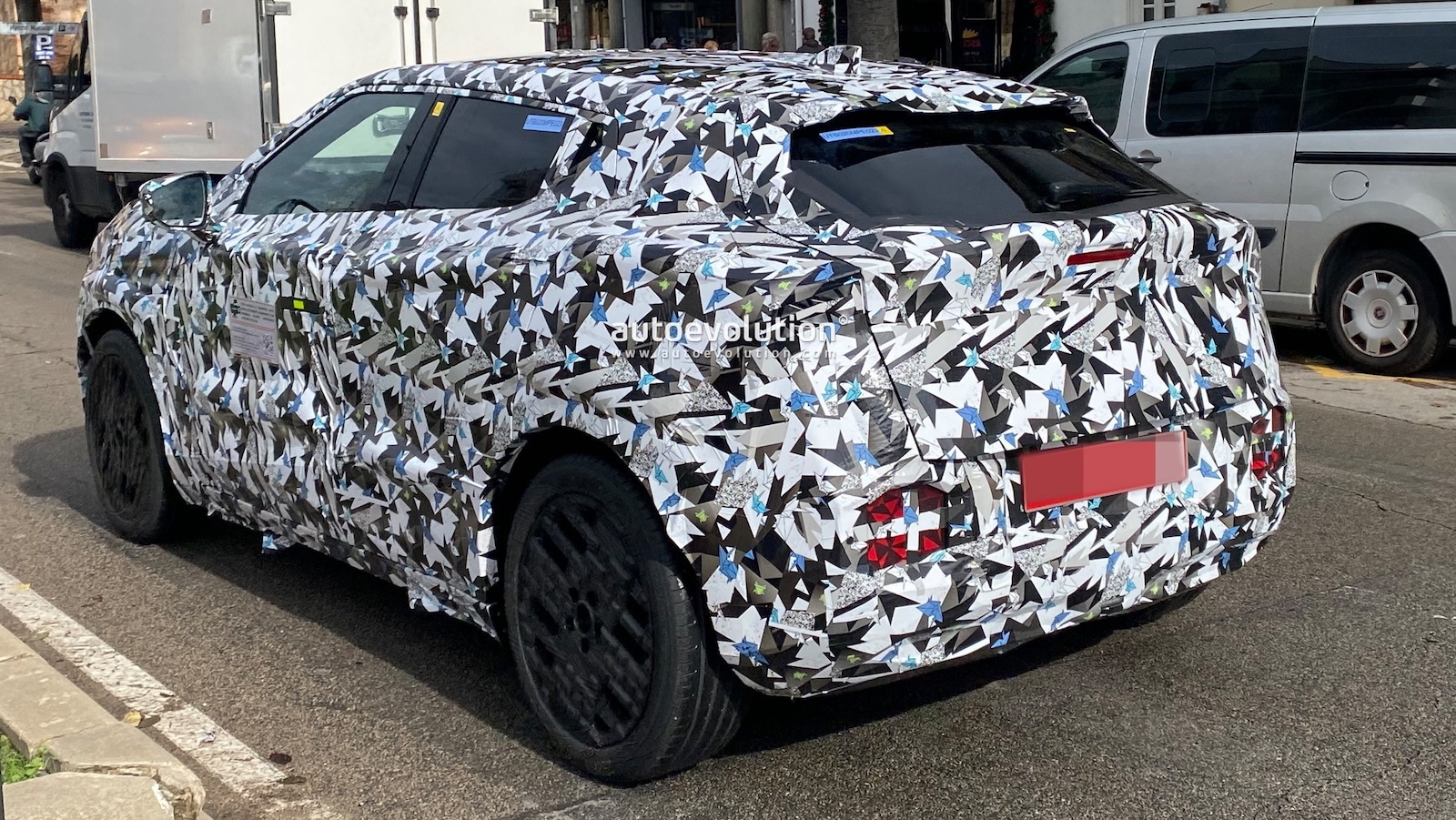 Οι πρώτες φωτογραφίες από τα καμουφλαρισμένα πρωτότυπα αποκαλύπτουν ένα Juke με σαφώς πιο αιχμηρές γραμμές.