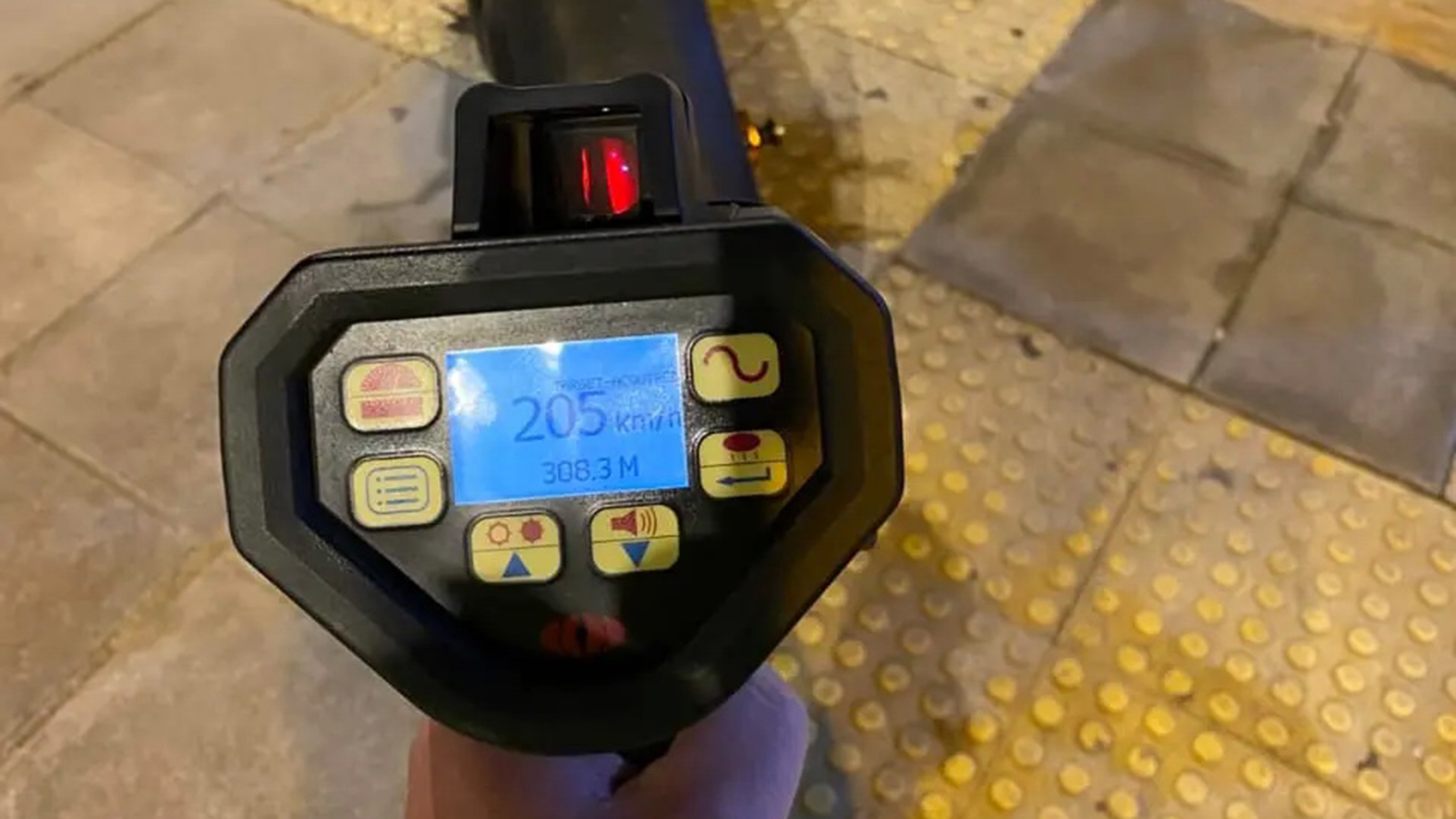 Χειροπέδες σε 30χρονο που έτρεχε με 205 χλμ./ώρα στη Λ. Μαραθώνος 