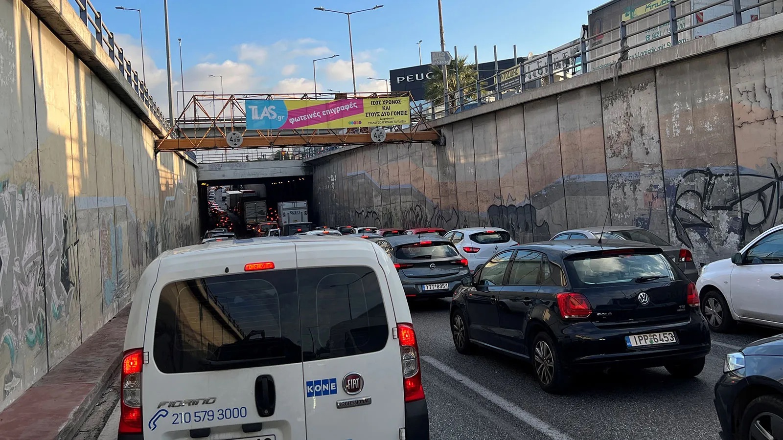 Σε απέραντο πάρκινγκ έχει μετατραπεί αυτή την ώρα η Λεωφόρος Κηφισού