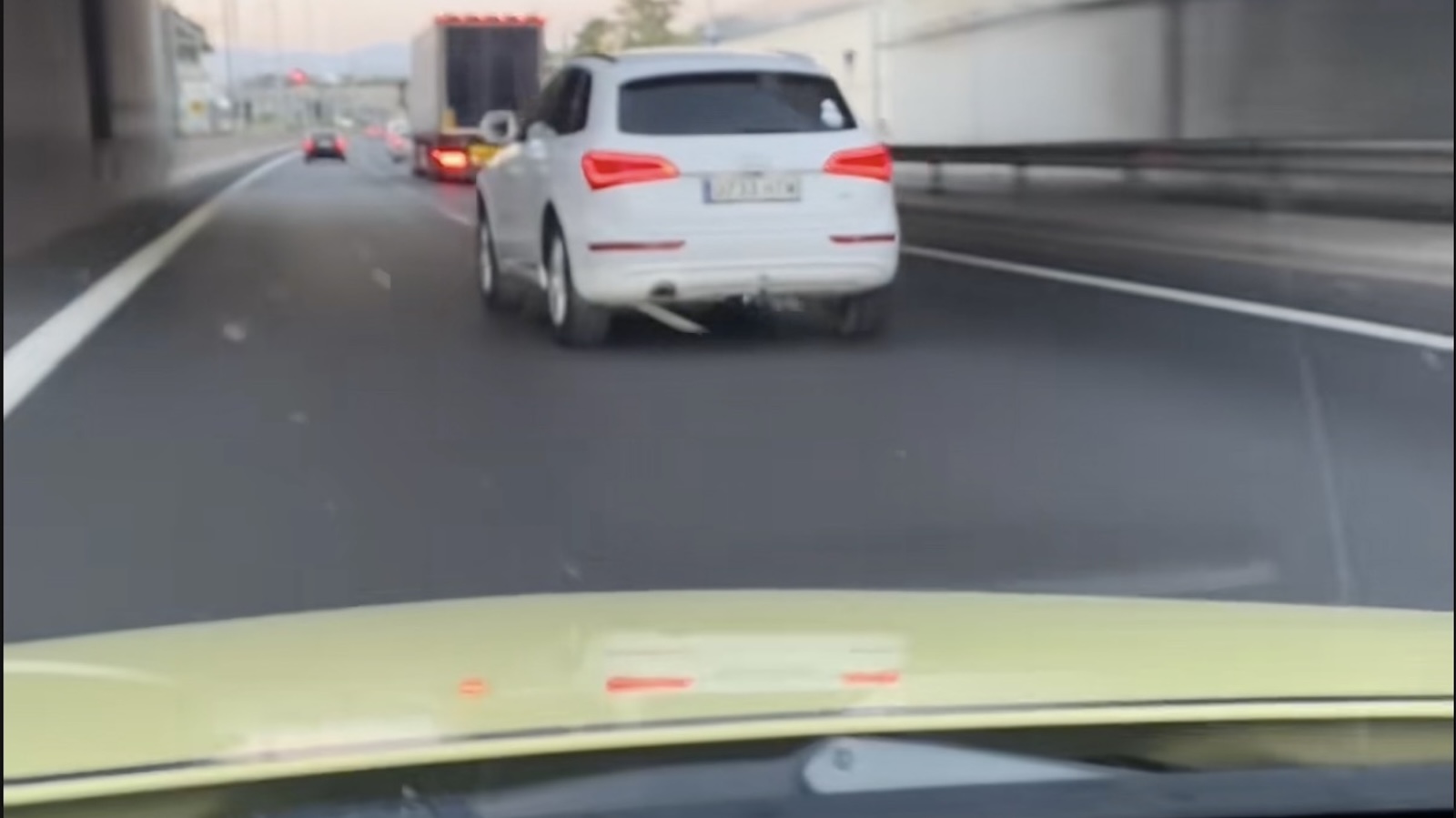 Η πρακτική του “brake check” είναι διεθνώς αναγνωρισμένη ως μία από τις πιο επικίνδυνες μορφές επιθετικής οδήγησης. Όταν συνδυάζεται με απότομες αλλαγές λωρίδας, η πιθανότητα πρόκλησης πολλαπλής σύγκρουσης αυξάνεται δραματικά. Η πρακτική του “brake check” είναι διεθνώς αναγνωρισμένη ως μία από τις πιο επικίνδυνες μορφές επιθετικής οδήγησης. Όταν συνδυάζεται με απότομες αλλαγές λωρίδας, η πιθανότητα πρόκλησης πολλαπλής σύγκρουσης αυξάνεται δραματικά.