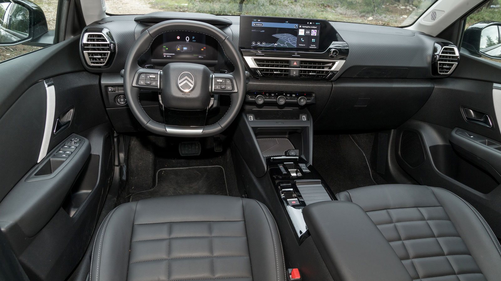 Καλύτερη ποιότητα κατασκευής έχει το εσωτερικό του Citroen C4, όπου οι σε ανώτερες εξοπλιστικές εκδόσεις δύο 10άρες οθόνες δημιουργούν ένα πολύ όμορφο και μοντέρνο σχεδιαστικό αποτέλεσμα.