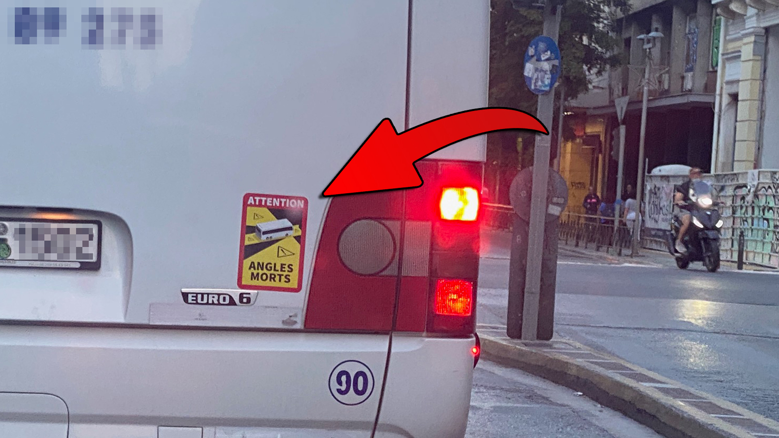 Ξέρεις τι σημαίνει αυτό το αυτοκόλλητο στα φορτηγά; 