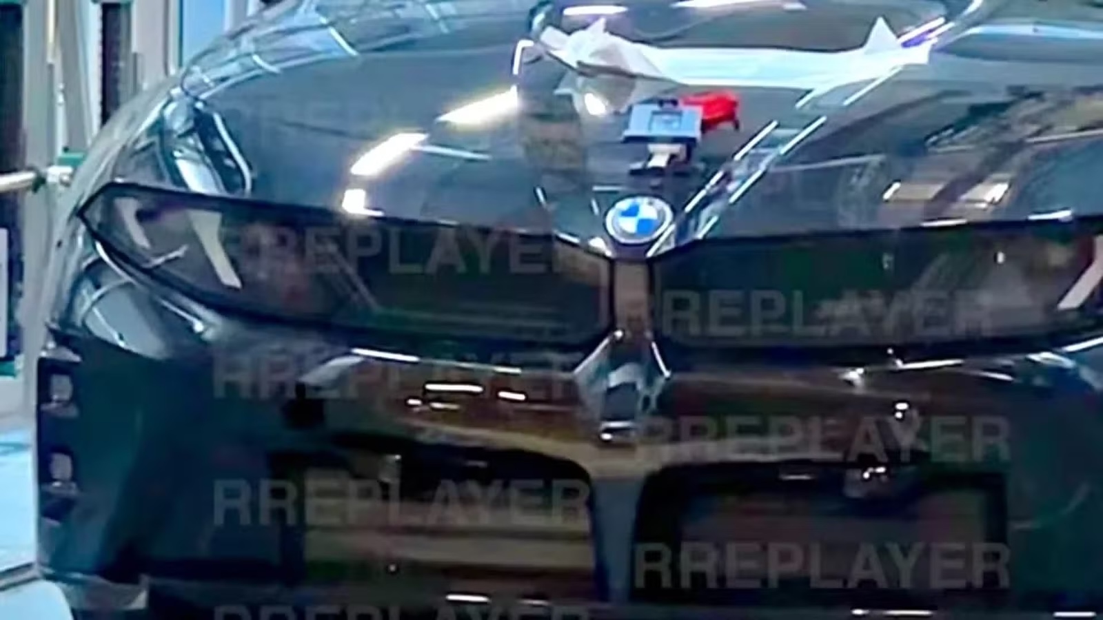 Στο μπροστινό μέρος ξεχωρίζει ένας νέος σχεδιασμός κάτω από τη μάσκα και μια μεγάλη εισαγωγή αέρα που χωρίζεται στα δύο από το αμάξωμα. Στο μπροστινό μέρος ξεχωρίζει ένας νέος σχεδιασμός κάτω από τη μάσκα και μια μεγάλη εισαγωγή αέρα που χωρίζεται στα δύο από το αμάξωμα.