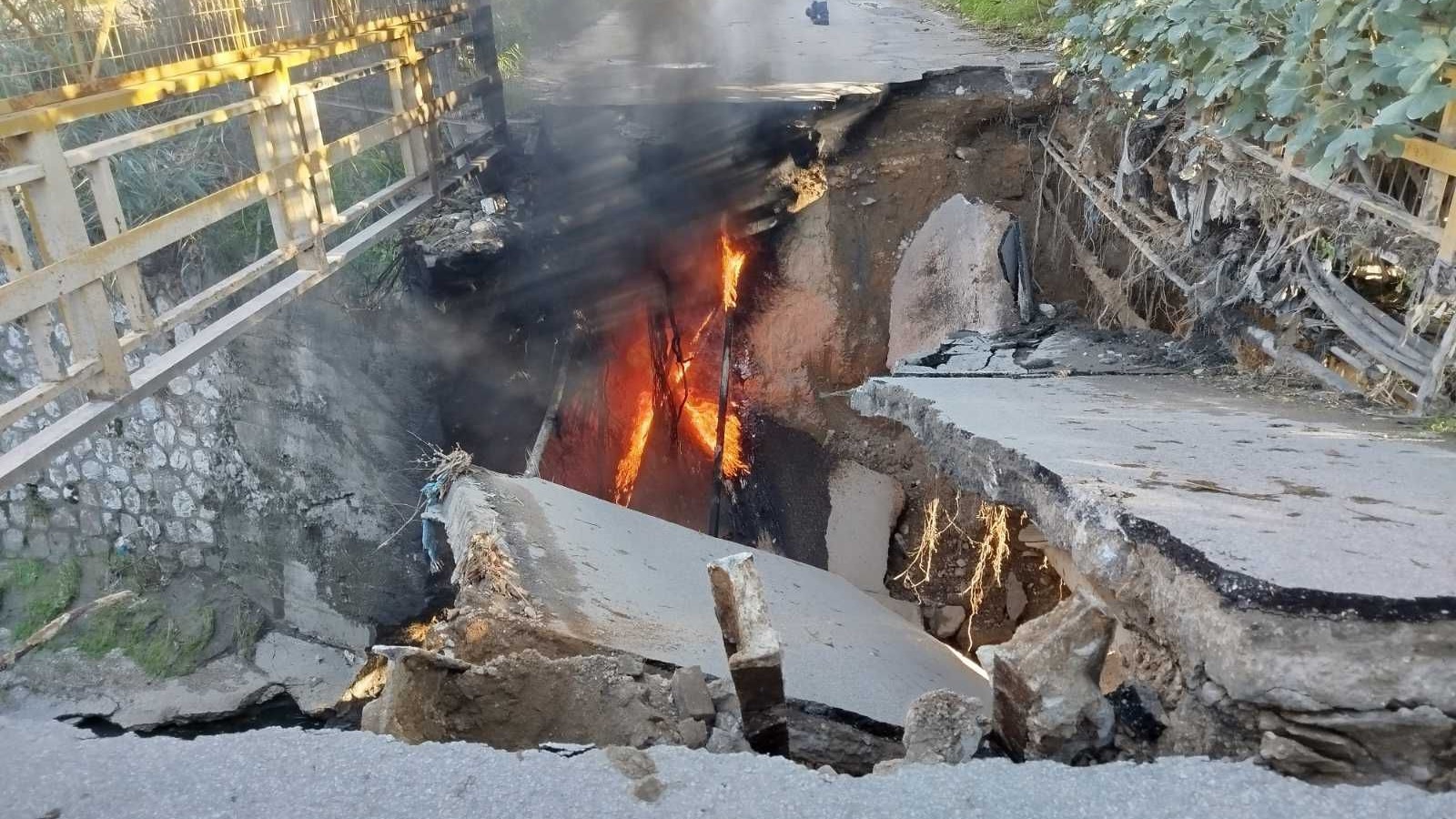 Το πρωί του Σαββάτου, πριν την πλήρη κατάρρευση, ξέσπασε πυρκαγιά κάτω από τη γέφυρα λόγω καλωδίων υψηλής τάσης του ΔΕΔΔΗΕ. 