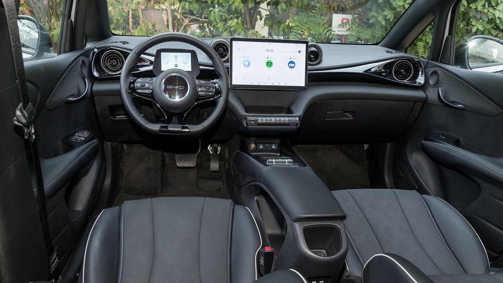 Θετικές είναι οι εντυπώσεις από το εσωτερικό του BYD Dolphin, όπου δεσπόζει η οθόνη αφής των 12,8 ιντσών που με ένα κουμπί αλλάζει διάταξη (από οριζόντια σε κάθετη και τούμπαλιν).
