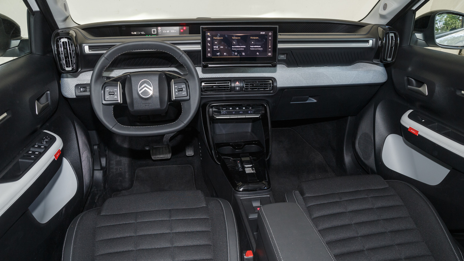 Από τη 2η έκδοση PLUS (26.500 ευρώ) το Citroen e-C3 Aircross φέρει οθόνη αφής 10,25 ιντσών με ασύρματη συνδεσιμότητα Apple CarPlay και Android Auto.