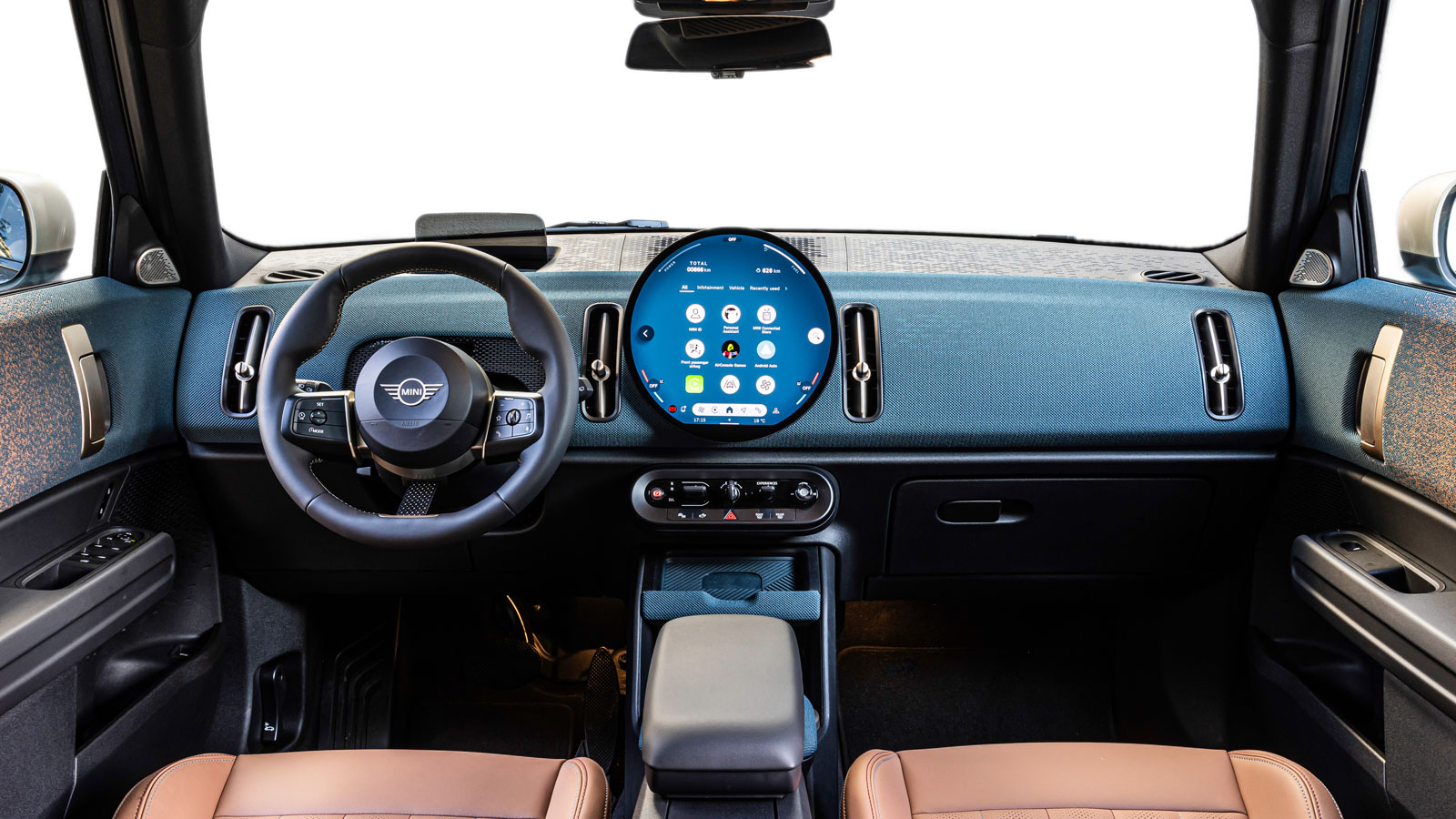 Εν τη απουσία πίνακα οργάνων (το head-up display είναι προαιρετικό) όλες οι πληροφορίες στο Countryman C απεικονίζονται στην στρογγυλή OLED οθόνη διαμέτρου 240 χλστ., κάτω από την οποία βρίσκεται μία μπάρα διακοπτών για τον έλεγχο των λειτουργιών οδήγησης Mini Experience Modes. Εν τη απουσία πίνακα οργάνων (το head-up display είναι προαιρετικό) όλες οι πληροφορίες στο Countryman C απεικονίζονται στην στρογγυλή OLED οθόνη διαμέτρου 240 χλστ., κάτω από την οποία βρίσκεται μία μπάρα διακοπτών για τον έλεγχο των λειτουργιών οδήγησης Mini Experience Modes.