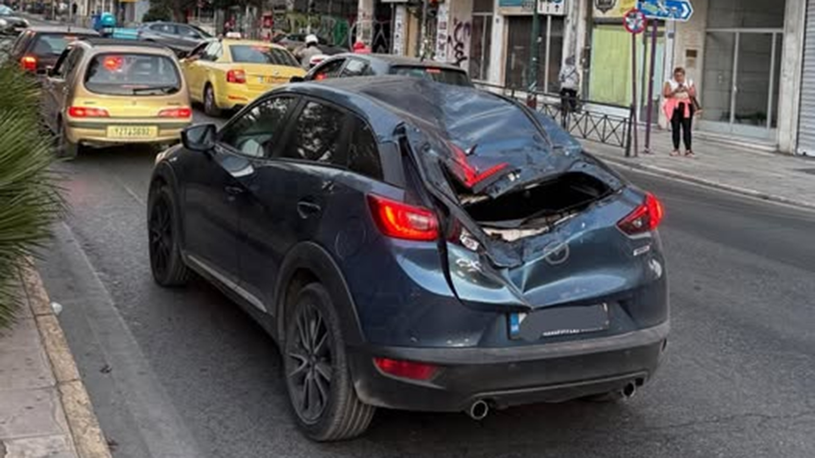 Στραπατσαρισμένο Mazda CX-3 κυκλοφορεί στους δρόμους της Αθήνας 