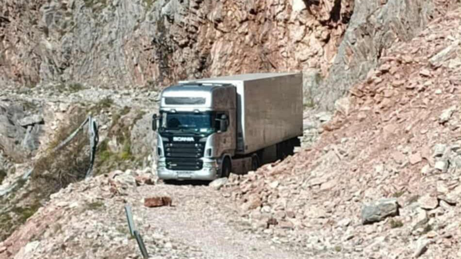 Τρίκαλα: Νταλίκα έστριψε λάθος & εγκλωβίστηκε σε παρατημένο δρόμο    