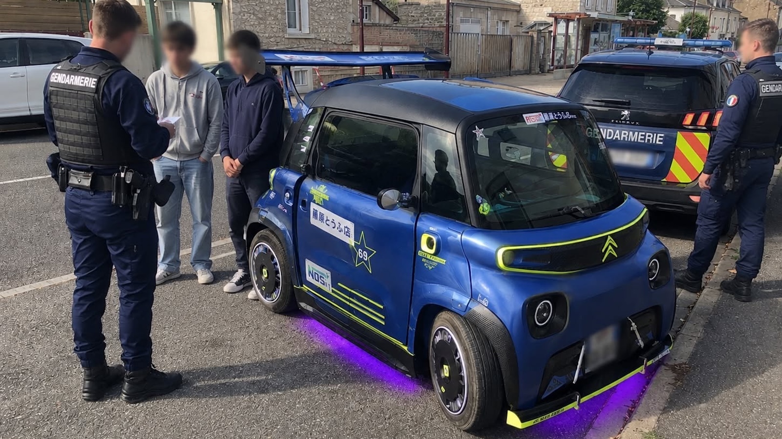 Απίστευτο περιστατικό με Citroën Ami που εντοπίστηκε να τρέχει με 97 χλμ./ώρα σε αστική ζώνη με όριο 50. Στο τιμόνι βρίσκονταν δύο ανήλικοι 14 και 15 ετών.