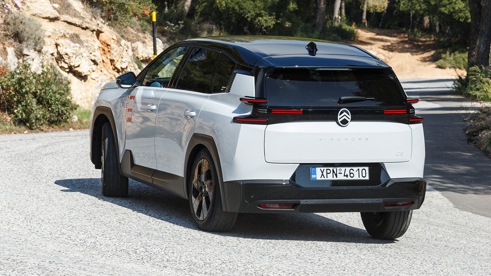 «Πατώντας» με σιγουρά σε πολύ φαρδιά μετατρόχια και με τον σωστό έλεγχο των κινήσεων του αμαξώματος, ελέω των Progressive Hydraulic Cushions, το σύνολο διαχειρίζεται πολύ καλά τον όγκο και το βάρος του.