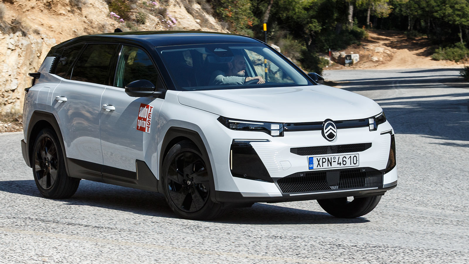 Το τιμόνι έχει πιο μεστή από ποτέ αίσθηση, η κλίση σε καμία περίπτωση δεν είναι ανάλογη της μεγάλης απόστασης από το έδαφος και της άνεσης, ενώ το κράτημα είναι τονισμένο και τα φρένα δυνατά, στοιχεία