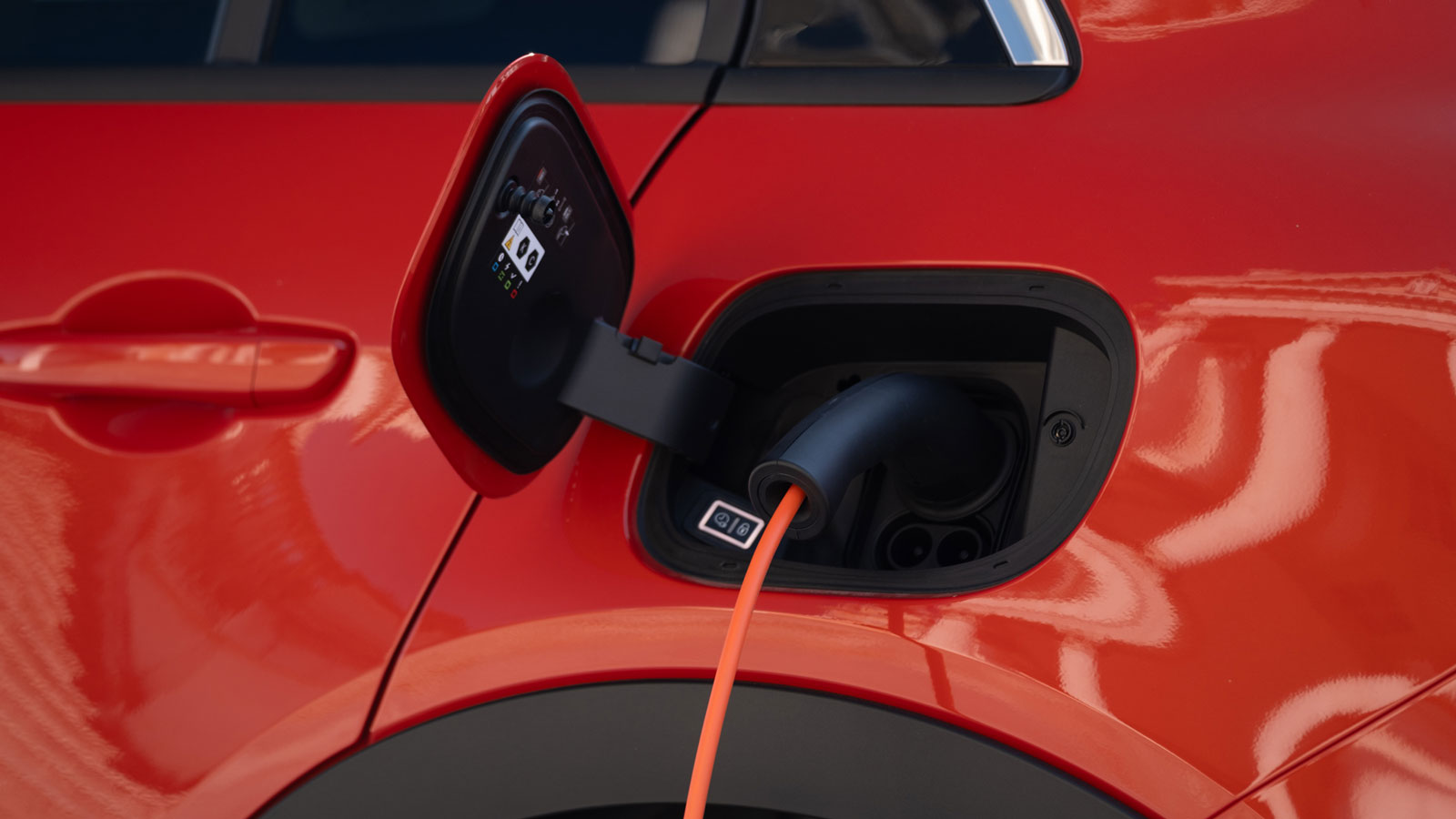 Σε οικιακό φορτιστή 11 kW το Fiat 600e γεμίζει πλήρως σε 5 ώρες και 45 λεπτά.