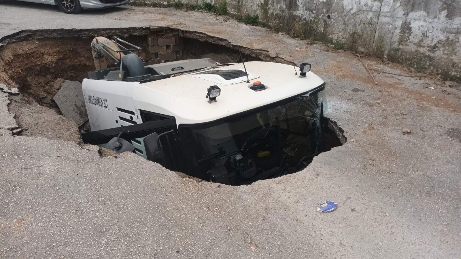 Κυριολεκτικά άνοιξε η γη και κατάπιε το σάρωθρο του Δήμου Ιωαννιτών. Ευτυχώς δεν υπήρξαν τραυματισμοί.
