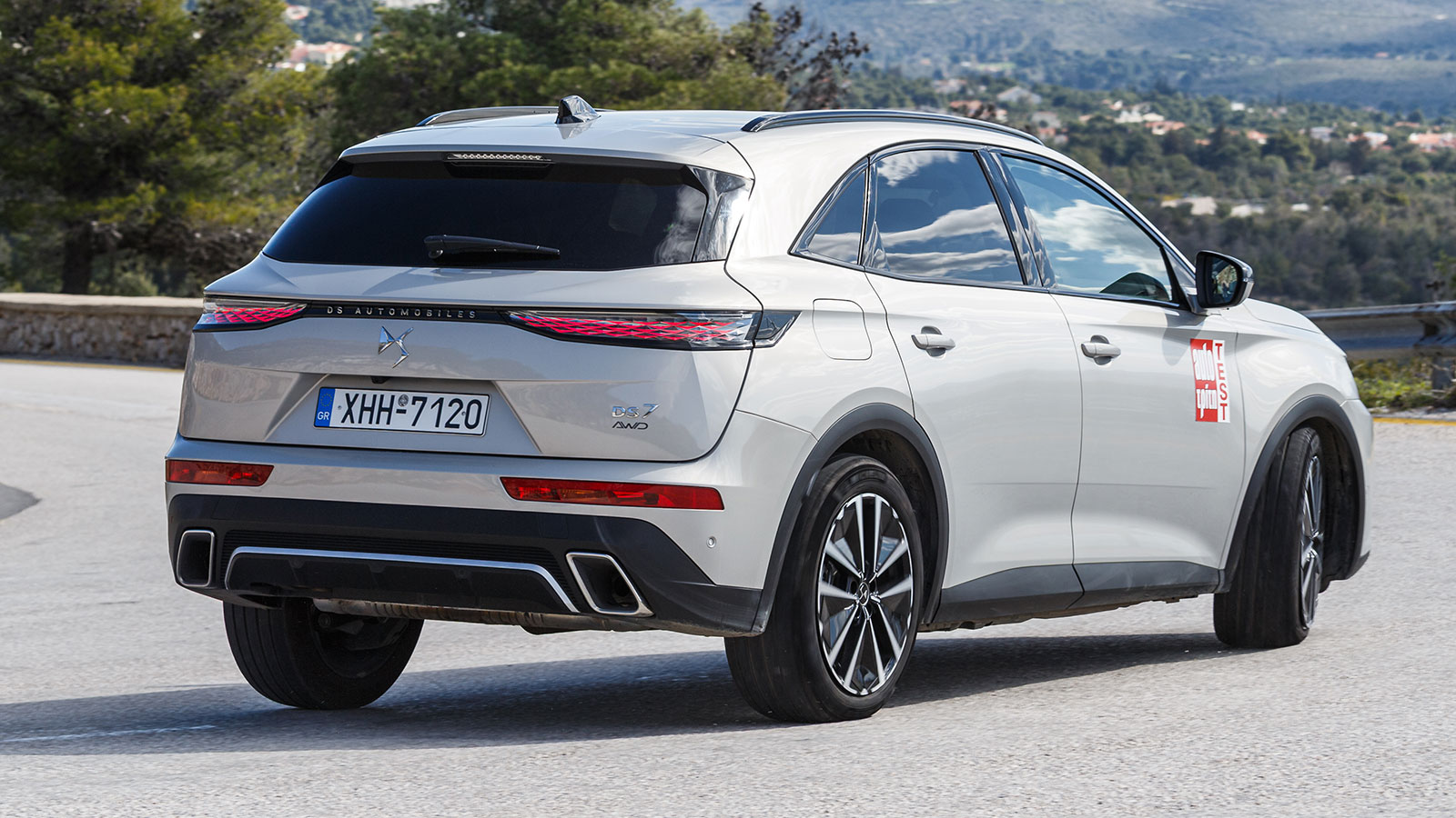 Το DS 7 Plug-in Hybrid με τετρακίνηση, 300 ίππους και στάνταρ την «καλή» ανάρτηση εμφανίζει δυναμικά χαρακτηριστικά. Το DS 7 diesel εστιάζει περισσότερο στην άνεση και στα μεγάλα ταξίδια με αυτονομία 1.100 χλμ.. Το DS 7 Plug-in Hybrid με τετρακίνηση, 300 ίππους και στάνταρ την «καλή» ανάρτηση εμφανίζει δυναμικά χαρακτηριστικά. Το DS 7 diesel εστιάζει περισσότερο στην άνεση και στα μεγάλα ταξίδια με αυτονομία 1.100 χλμ..