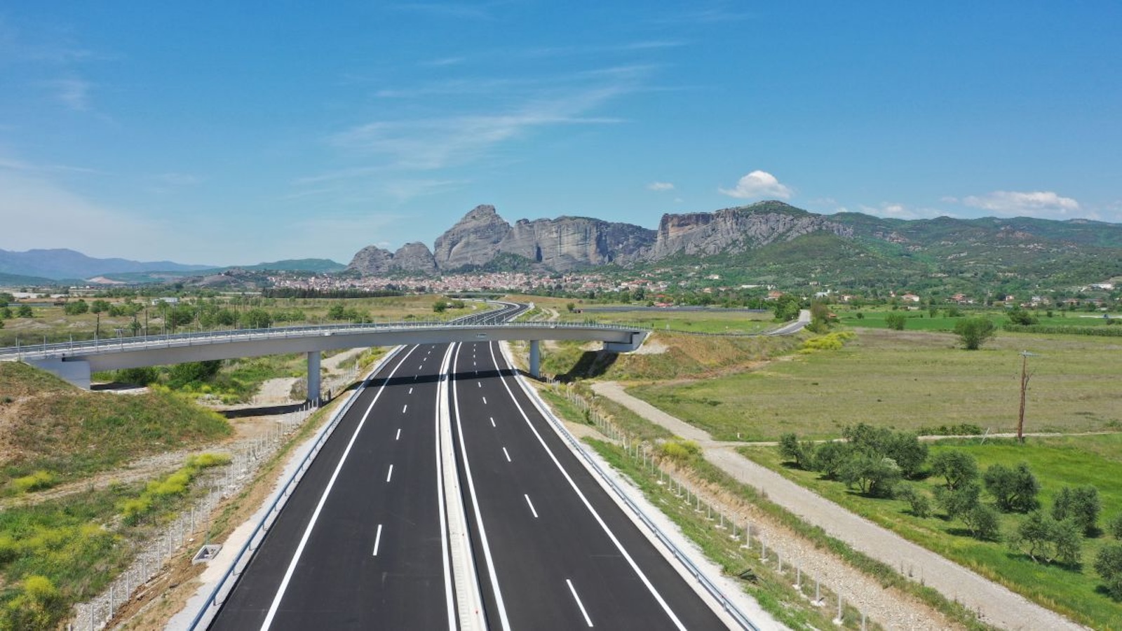 Έναν μήνα μετά τα εγκαίνια στρώνουν νέα άσφαλτο στον Ε-65 