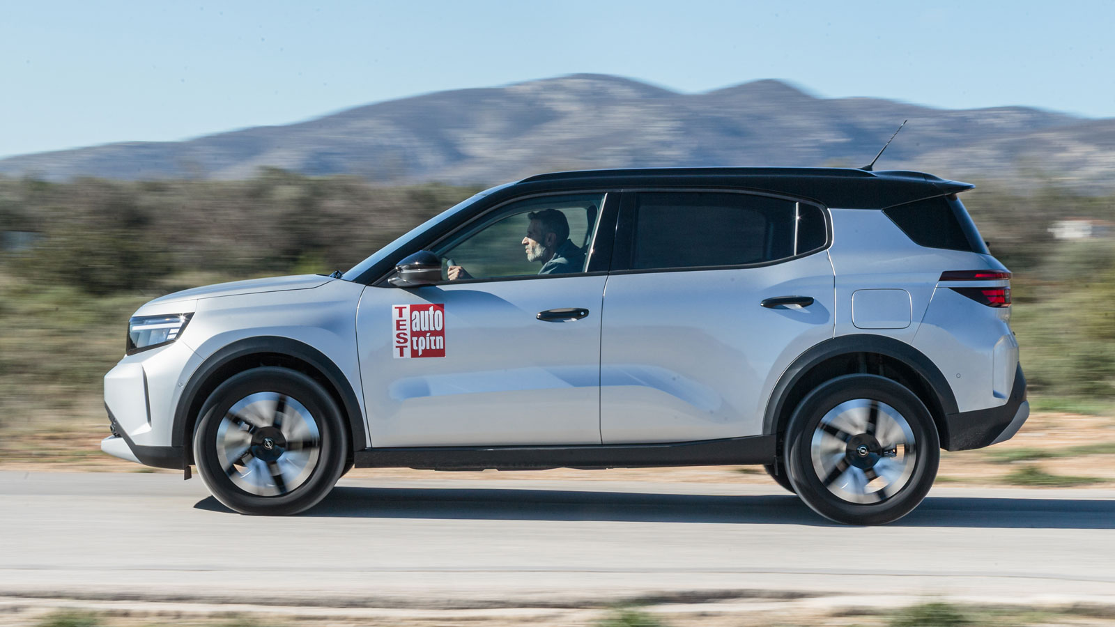 Οι hybrid εκδόσεις του Opel Frontera έχουν διευρυμένη, για ήπια υβριδικό μοντέλο, ηλεκτρική λειτουργία, με ένα ηλεκτρομοτέρ 21 kW να κινεί το αμάξωμα σε χαμηλές ταχύτητες (π.χ. παρκάρισμα) και να μειώνει την κατανάλωση σε αστικές συνθήκες.
