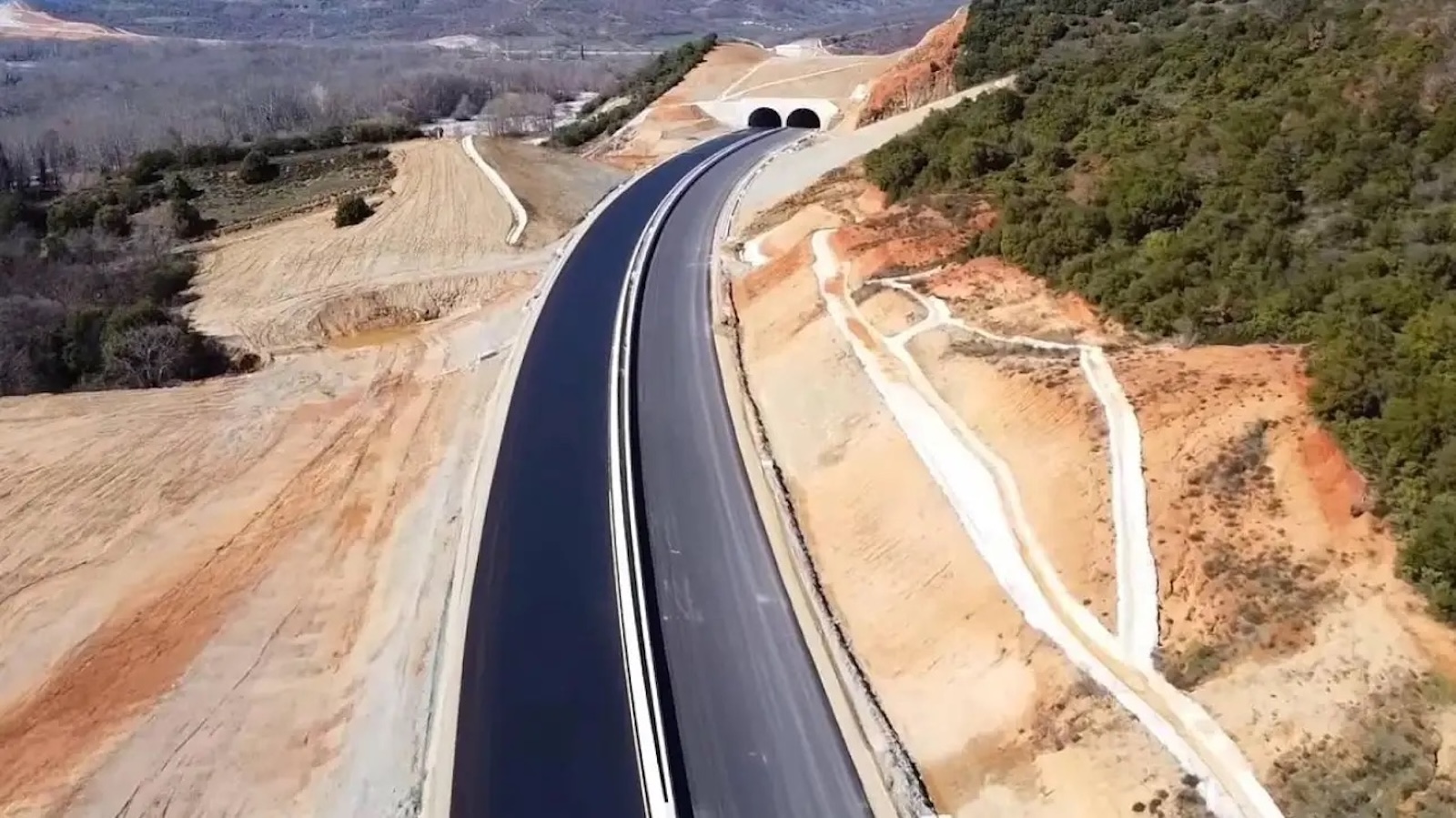 Το κυκλοφοριακό έμφραγμα στον Κηφισό φαίνεται να αποκτά επιτέλους μια ρεαλιστική λύση, καθώς ο νέος οδικός άξονας Ελευσίνα-Οινόφυτα γίνεται 1η προτεραιότητα του Υπουργείου Υποδομών, με προϋπολογισμό π