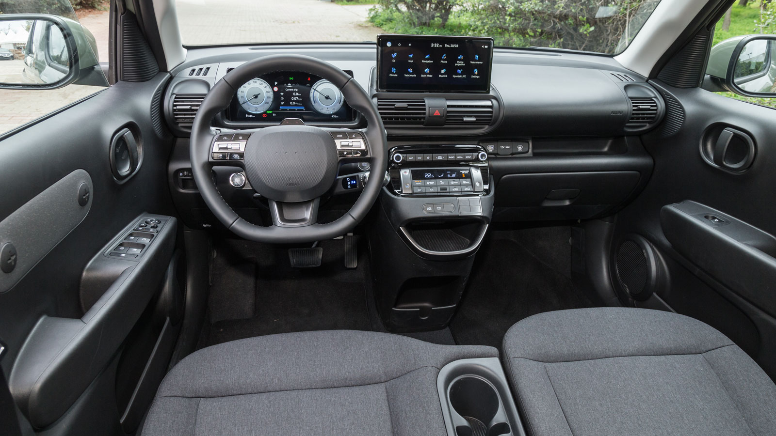 Μοντέρνα και πρακτική είναι η καμπίνα του Hyundai Inster, όπου θα βρεις γενικά πολλές θέσεις για να αφήσεις κλειδιά, πορτοφόλια και διάφορα άλλα μικροαντικείμενα. Μοντέρνα και πρακτική είναι η καμπίνα του Hyundai Inster, όπου θα βρεις γενικά πολλές θέσεις για να αφήσεις κλειδιά, πορτοφόλια και διάφορα άλλα μικροαντικείμενα.