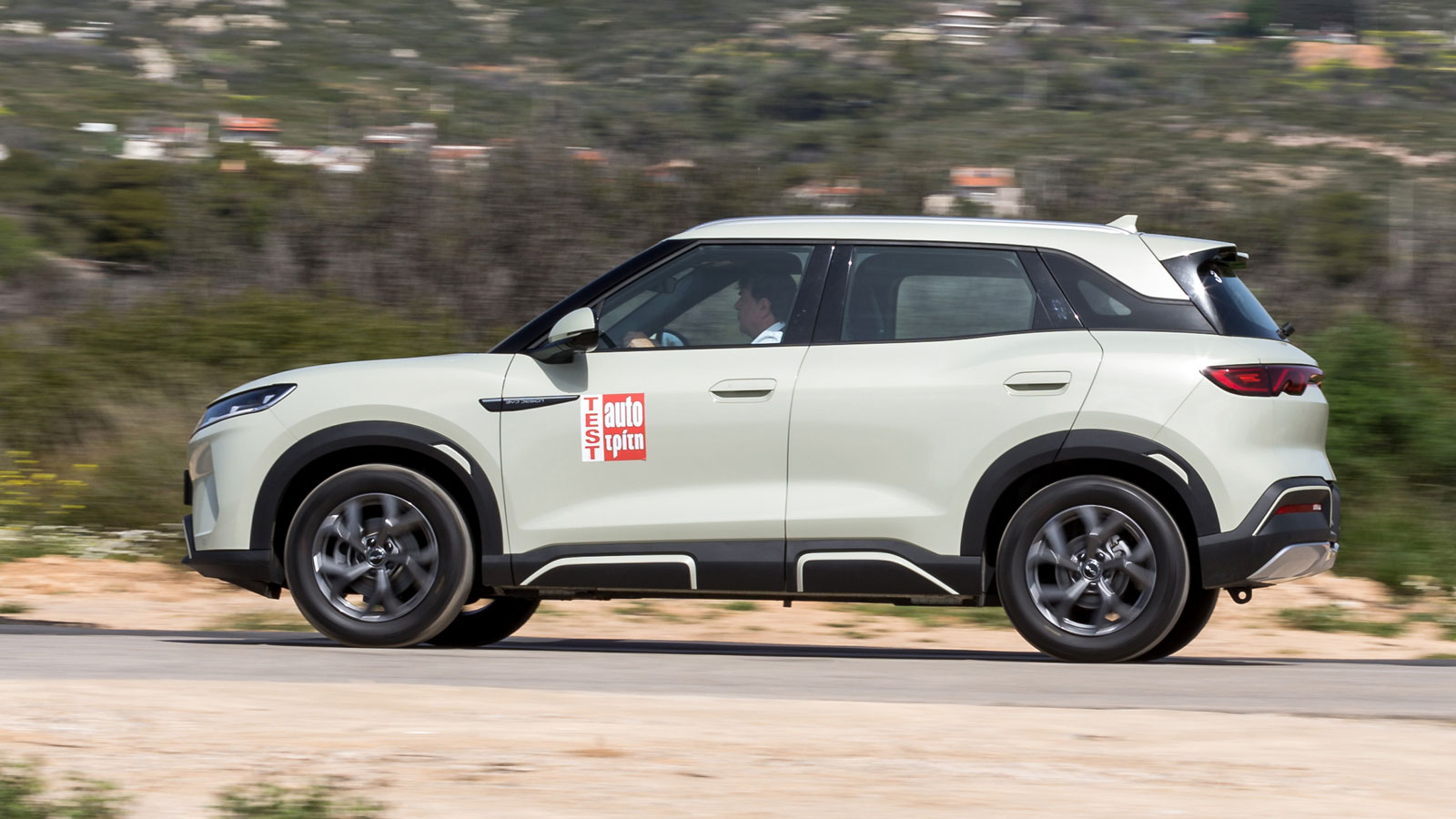 Το BYD Atto 2 εξοπλίζεται με έναν κινητήρα μόνιμου μαγνήτη 177 ίππων με ροπή 290 Nm, ο οποίος είναι μια χαρά εξασφαλίζοντας σβέλτες επιταχύνσεις (60-100 χλμ./ώρα σε 4,8 δλ. 80-120 σε 7,0 δλ.), χωρίς νευρικές και απότομες αντιδράσεις στο πάτημα του δεξιού πεντάλ. Το BYD Atto 2 εξοπλίζεται με έναν κινητήρα μόνιμου μαγνήτη 177 ίππων με ροπή 290 Nm, ο οποίος είναι μια χαρά εξασφαλίζοντας σβέλτες επιταχύνσεις (60-100 χλμ./ώρα σε 4,8 δλ. 80-120 σε 7,0 δλ.), χωρίς νευρικές και απότομες αντιδράσεις στο πάτημα του δεξιού πεντάλ.