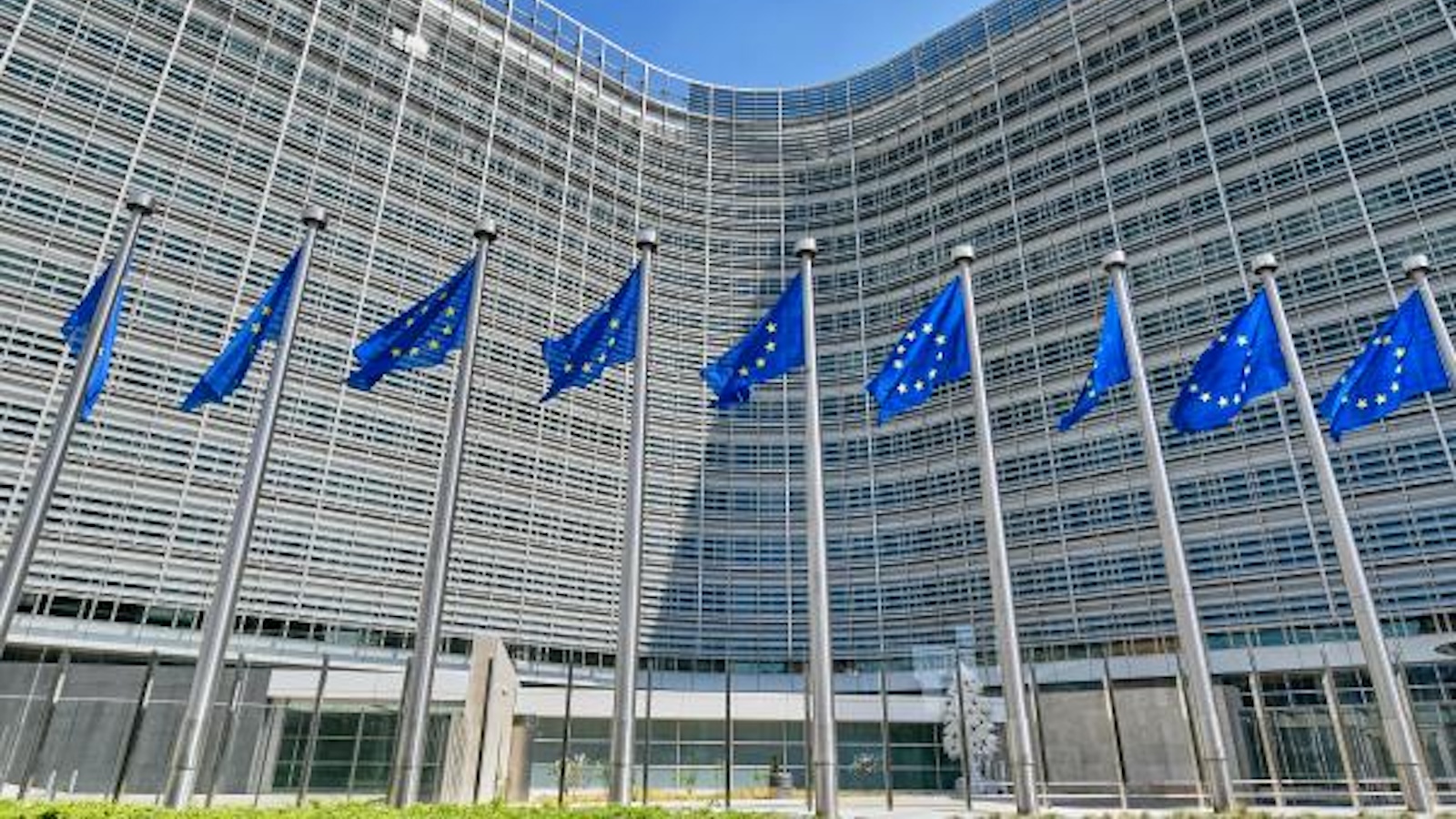 Με τα αποθέματα αργού πετρελαίου να βρίσκονται σε εξαιρετικά χαμηλά επίπεδα, οι Βρυξέλλες καλούν τα κράτη μέλη να υιοθετήσουν τις συστάσεις του Διεθνούς Οργανισμού Ενέργειας (IEA) για να μειωθεί άμεσα