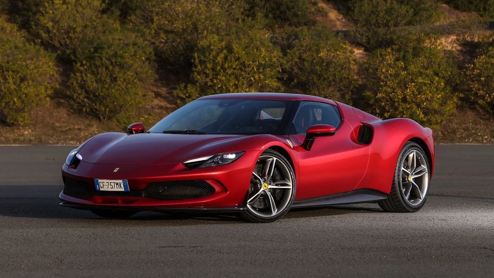 Η μία ταξινόμηση της Ferrari 296 GTS αρκεί για να τραβήξει τα βλέμματα, γιατί μιλάμε για ένα brand-σύμβολο που, ακόμη και σε ένα κομμάτι, «γράφει» είδηση στην ελληνική αγορά.