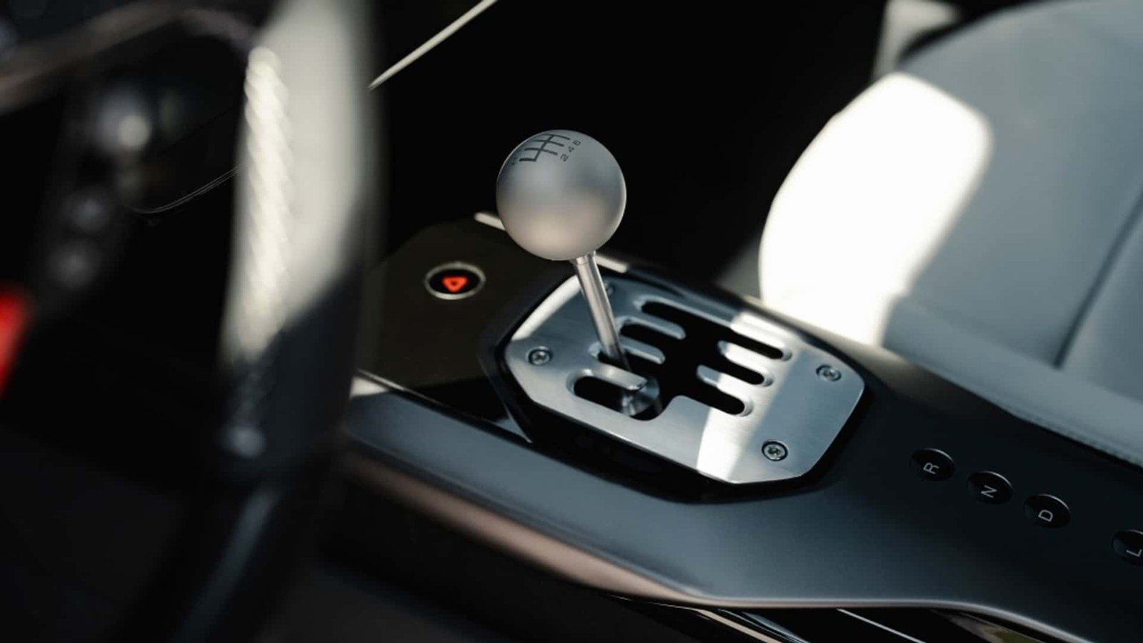 Tο νέο σύστημα της Ferrari 12Cilindri Manuale ονομάζεται «Manuale By-Wire» και η μάρκα καθιστά σαφές πως δεν υπάρχει μηχανική σύνδεση μεταξύ του λεβιέ των ταχυτήτων, του συμπλέκτη και του ίδιου του κιβωτίου ταχυτήτων.
