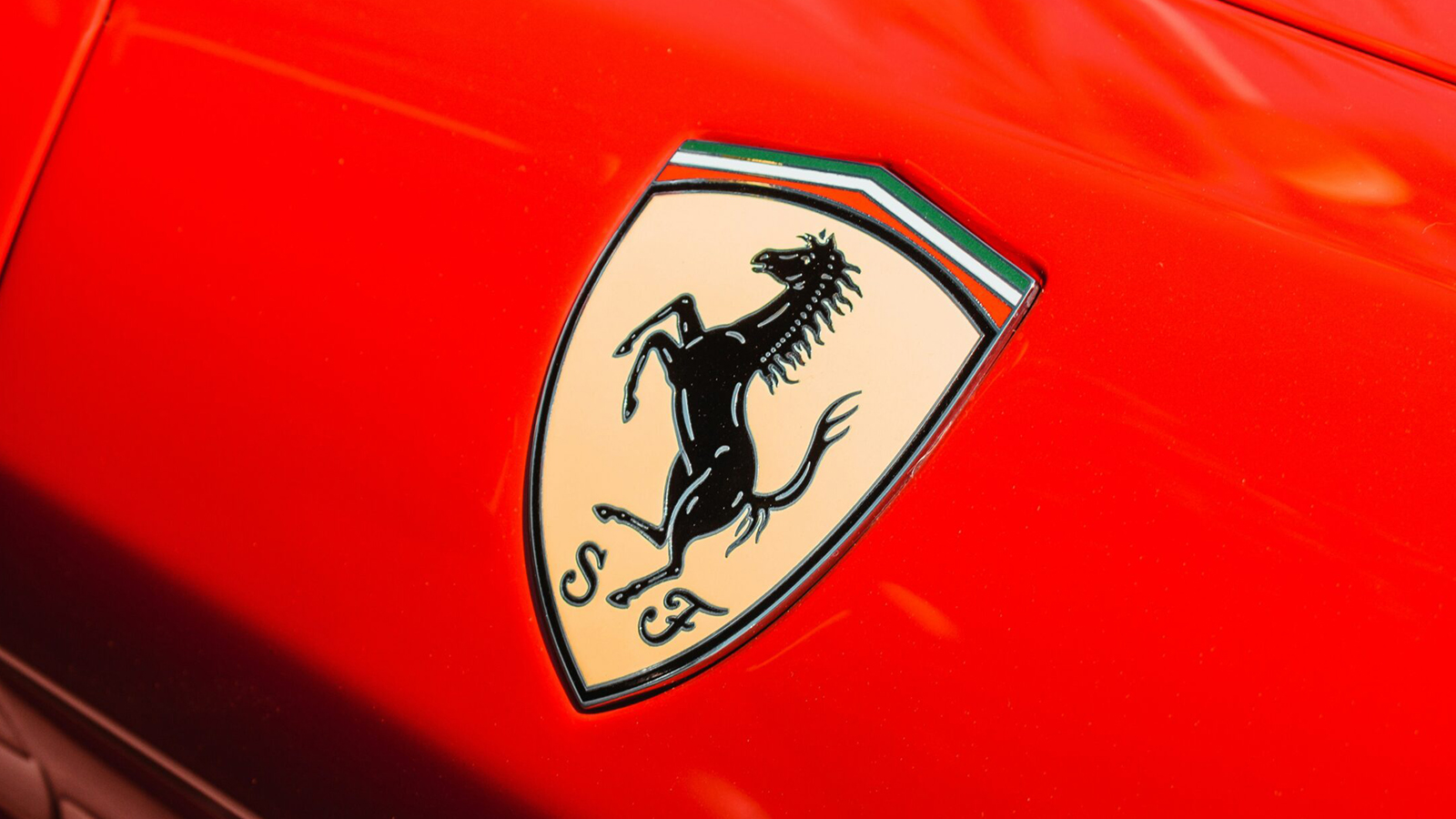 Ferrari: Γιατί υπάρχει ένα άλογο στο σήμα & γιατί έχει κίτρινο φόντο; Ferrari: Γιατί υπάρχει ένα άλογο στο σήμα & γιατί έχει κίτρινο φόντο;