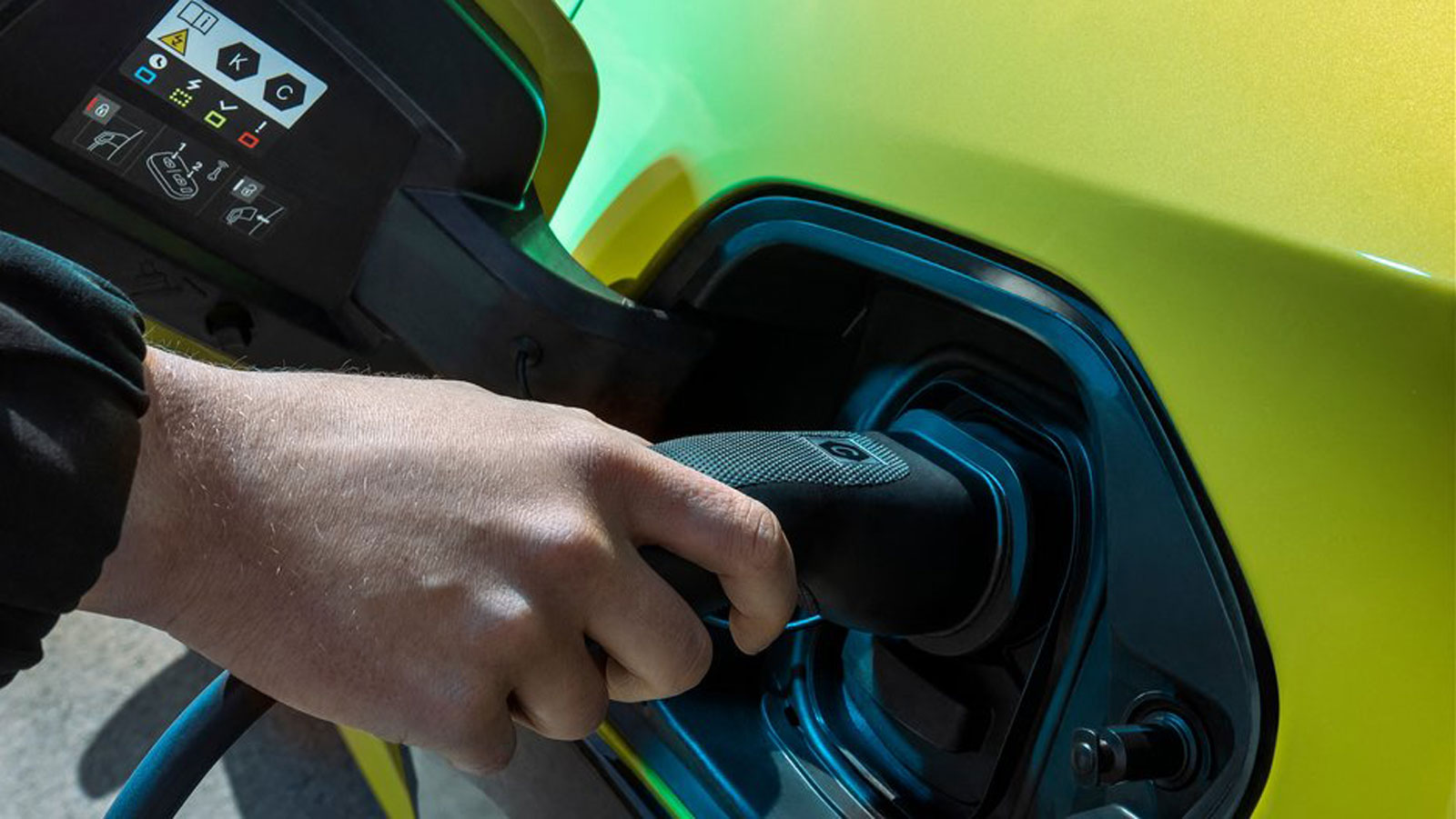 Ο ισχυρός On Board Charger (11 kW) στα e-208 και e-2008 είναι σημαντικό πλεονέκτημα ευχρηστίας, καθώς μειώνει το χρόνο φόρτισης σε κάτι παραπάνω από 3 ώρες σε αντίστοιχης ισχύος φορτιστή (στις εκδόσεις των 54 kWh). Ο ισχυρός On Board Charger (11 kW) στα e-208 και e-2008 είναι σημαντικό πλεονέκτημα ευχρηστίας, καθώς μειώνει το χρόνο φόρτισης σε κάτι παραπάνω από 3 ώρες σε αντίστοιχης ισχύος φορτιστή (στις εκδόσεις των 54 kWh).