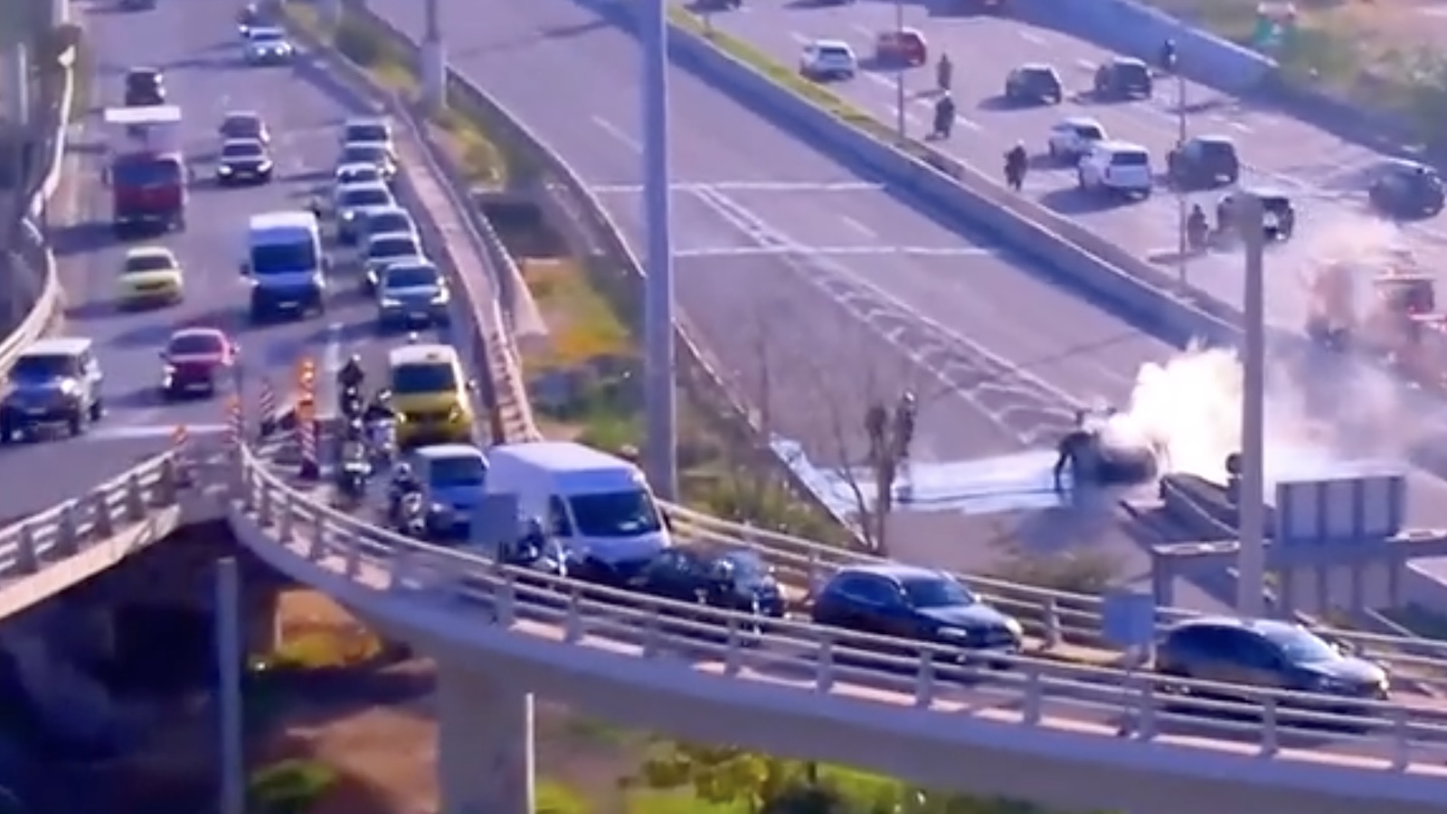 Λόγω του περιστατικού, η Τροχαία προχώρησε σε διακοπή της κυκλοφορίας στη λεωφόρο Ποσειδώνος, στο ύψος της λεωφόρου Κηφισού, στο ρεύμα προς Πειραιά, για λόγους ασφαλείας.